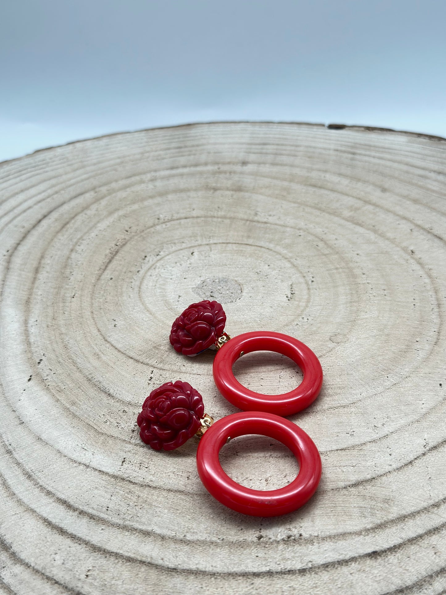 Boucles d’oreilles créoles rouges avec cabochon camélia- Francine BRAMLI