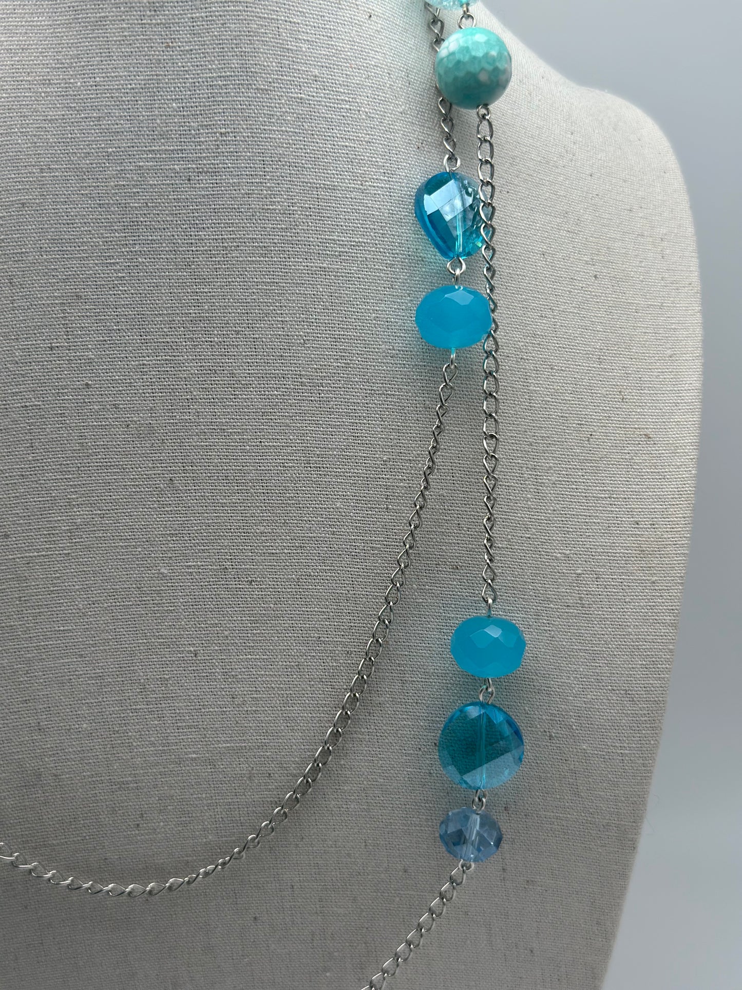 Sautoir bleu en éléments scintillants