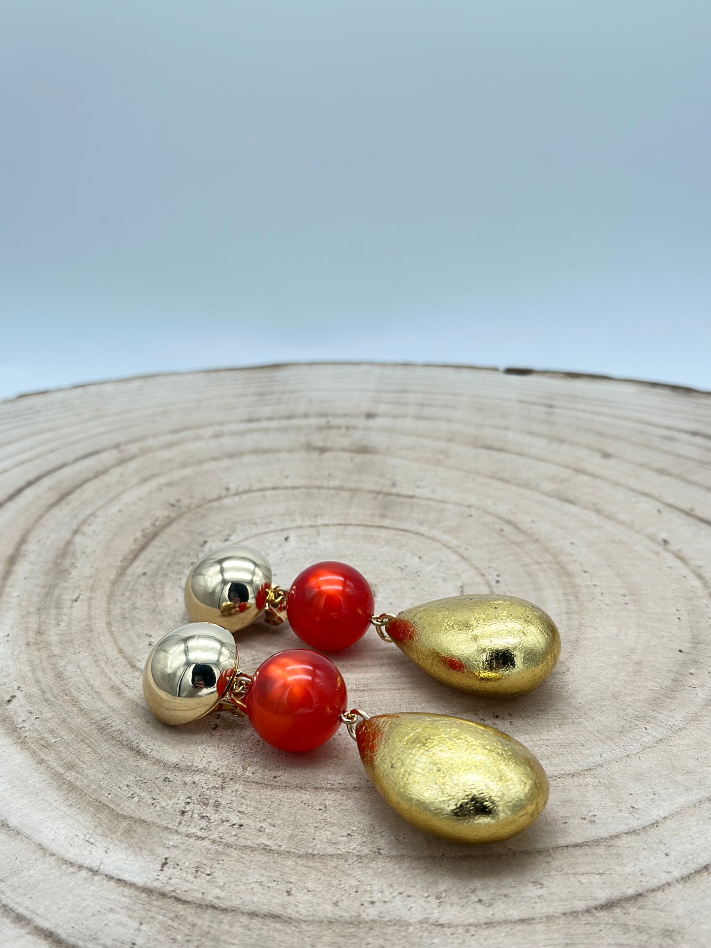 Boucles d’oreilles perle rouge et goutte dorée - Francine BRAMLI