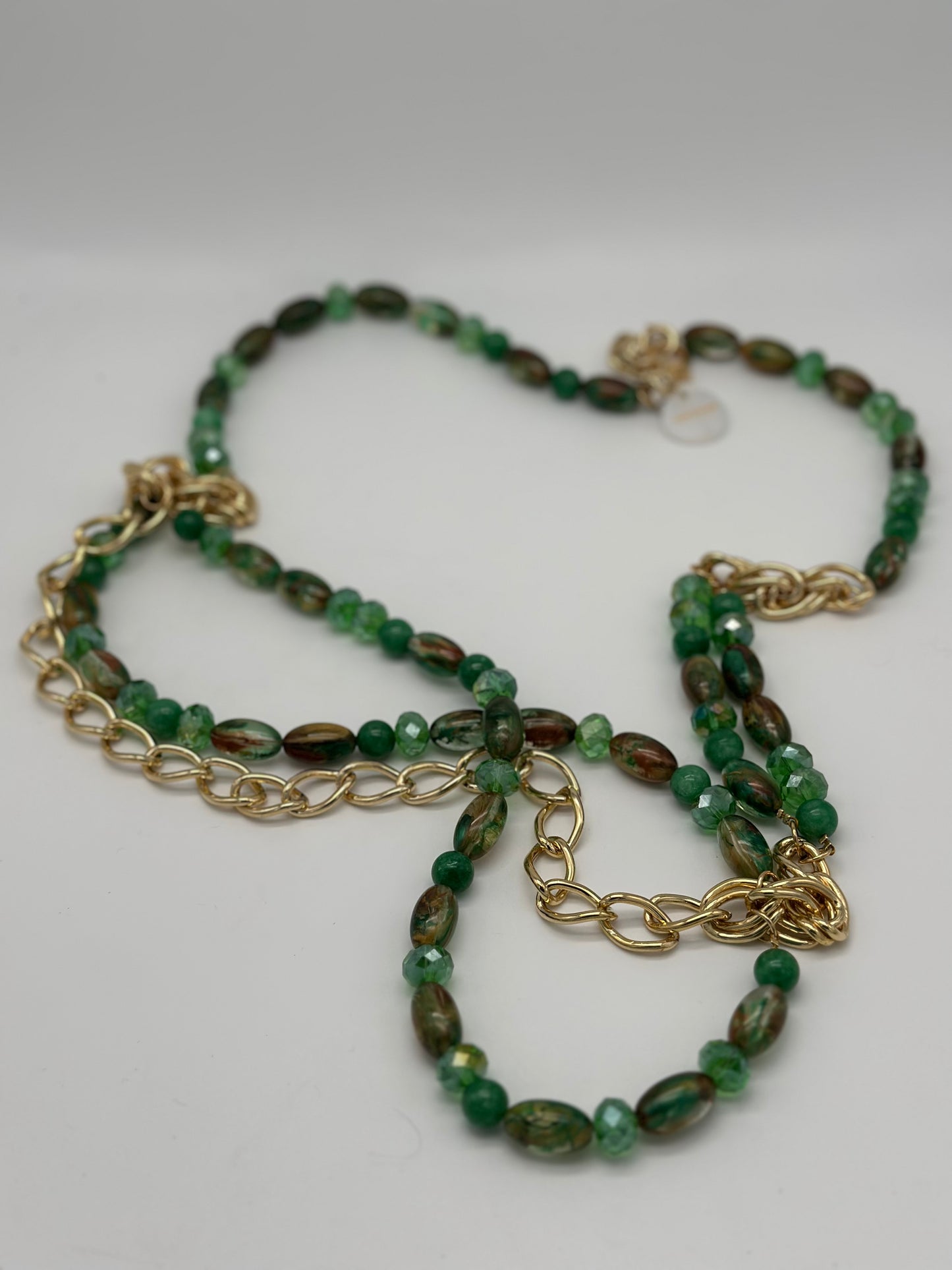 Sautoir / collier éléments scintillants vert