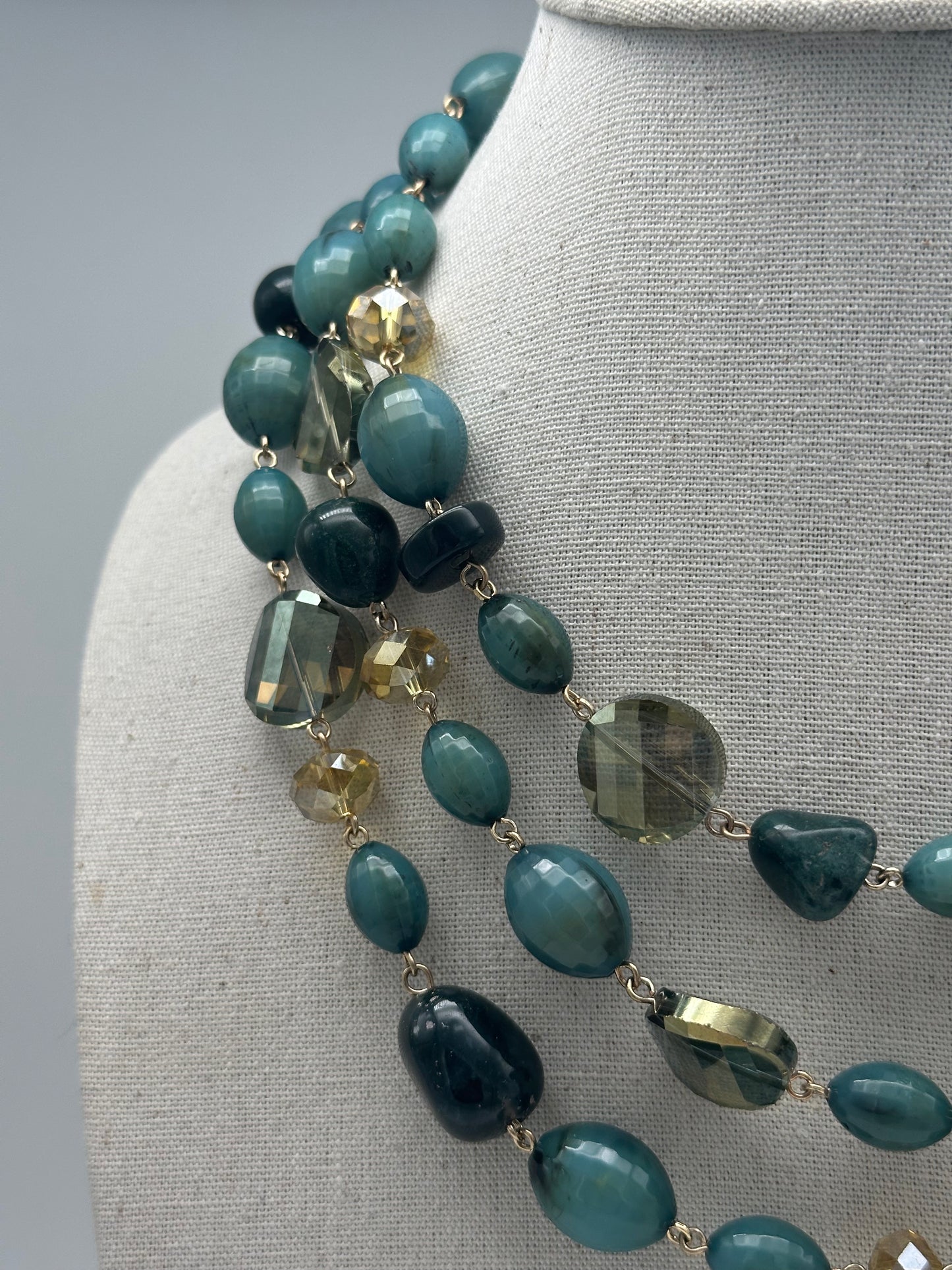 Collier éléments scintillants 3 rangs vert et doré