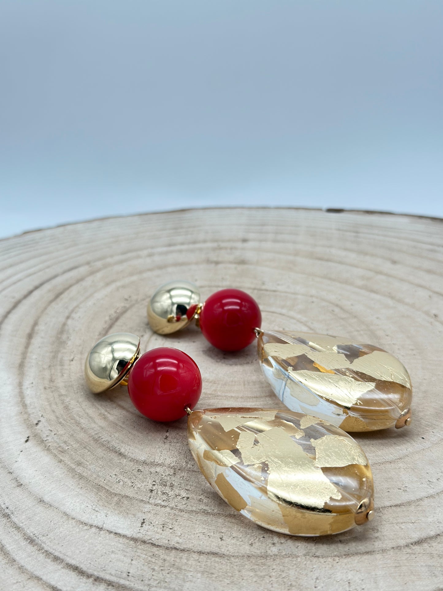 Boucles d’oreilles perle rouge et goutte feuille d’or- Francine BRAMLI