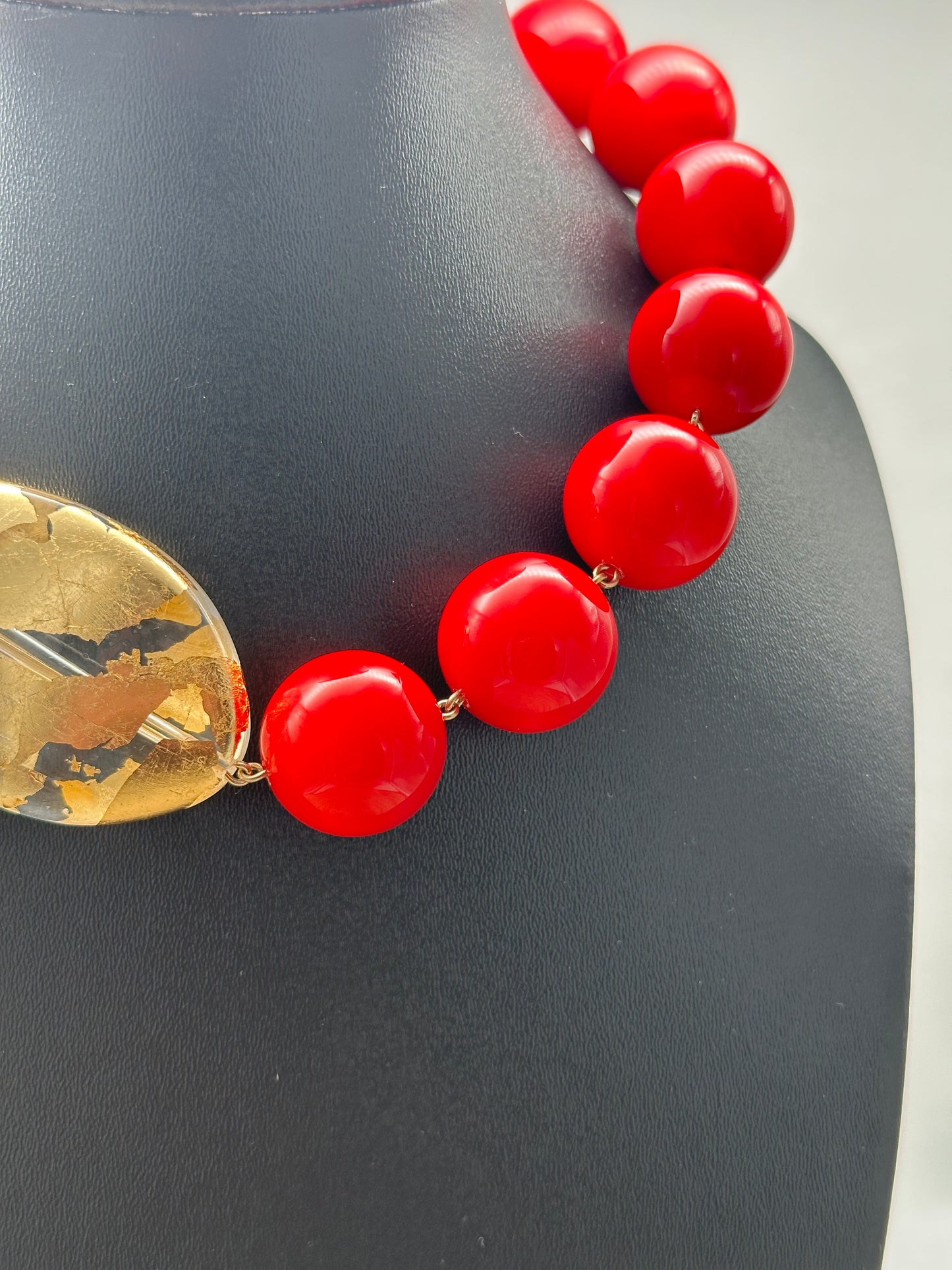 Collier perles rouges avec éléments transparent feuille d’or - Francine BRAMLI