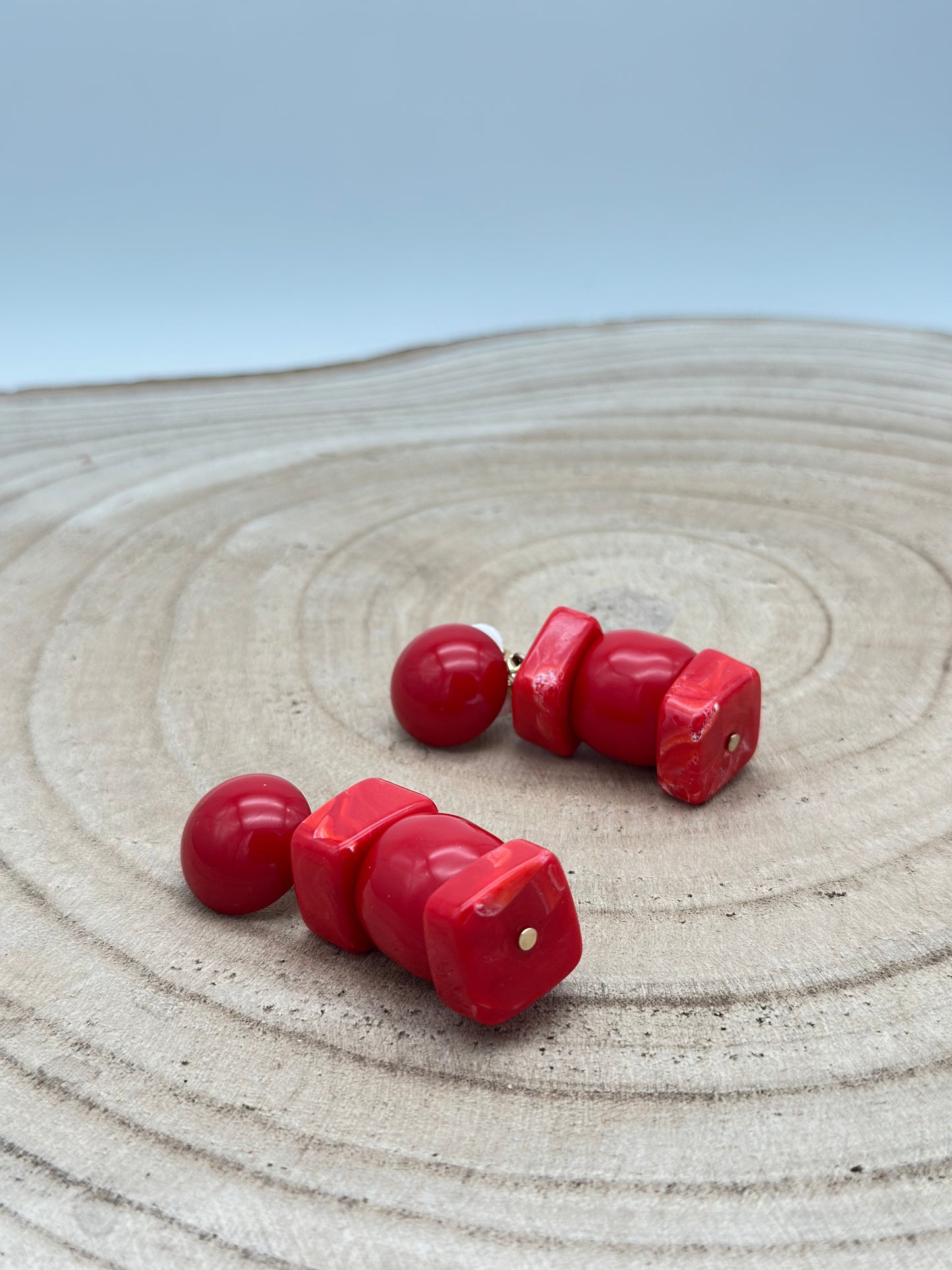 Boucles d’oreilles rouges perles éléments carrés - Francine BRAMLI