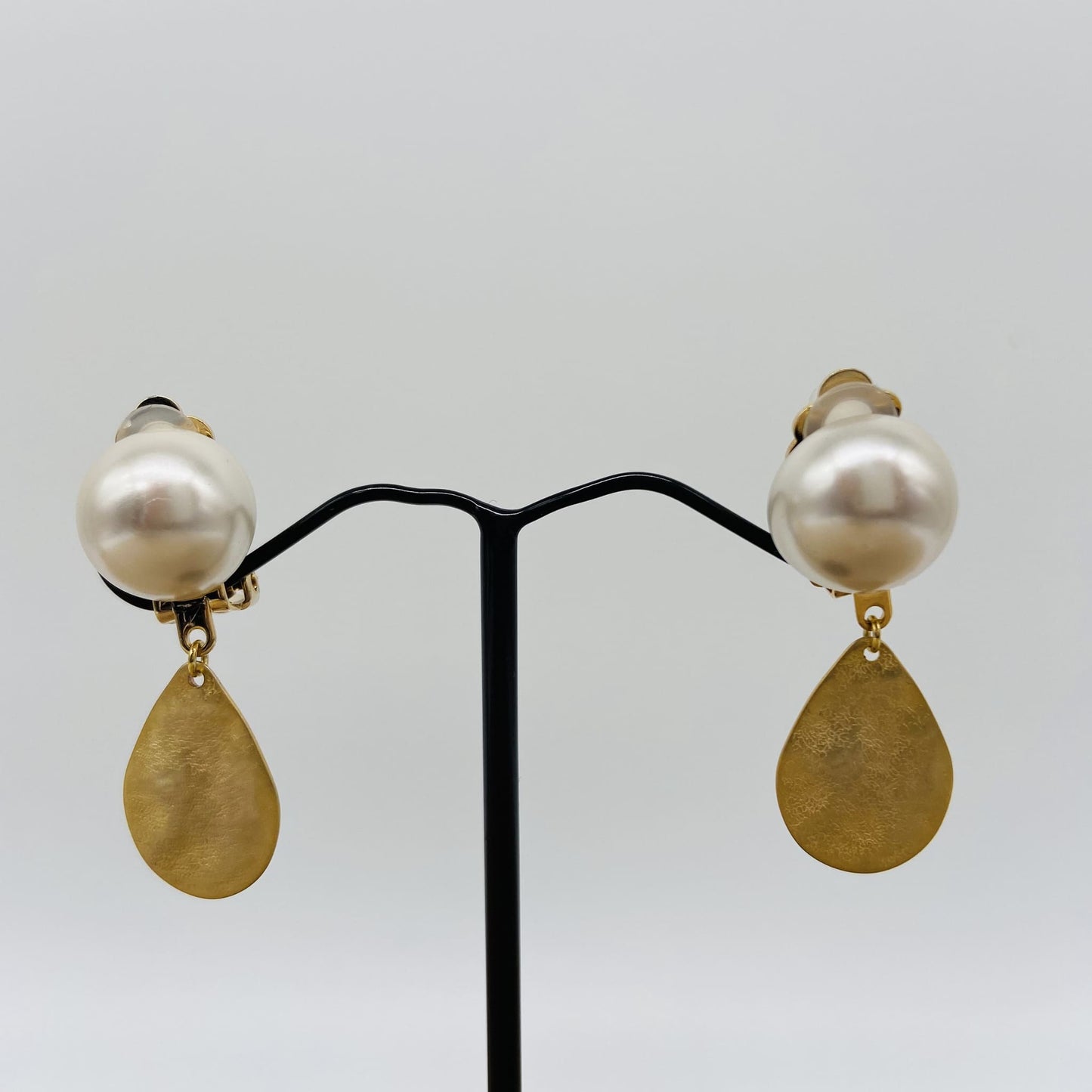 Boucles d'oreilles petite feuille dorée - Francine BRAMLI