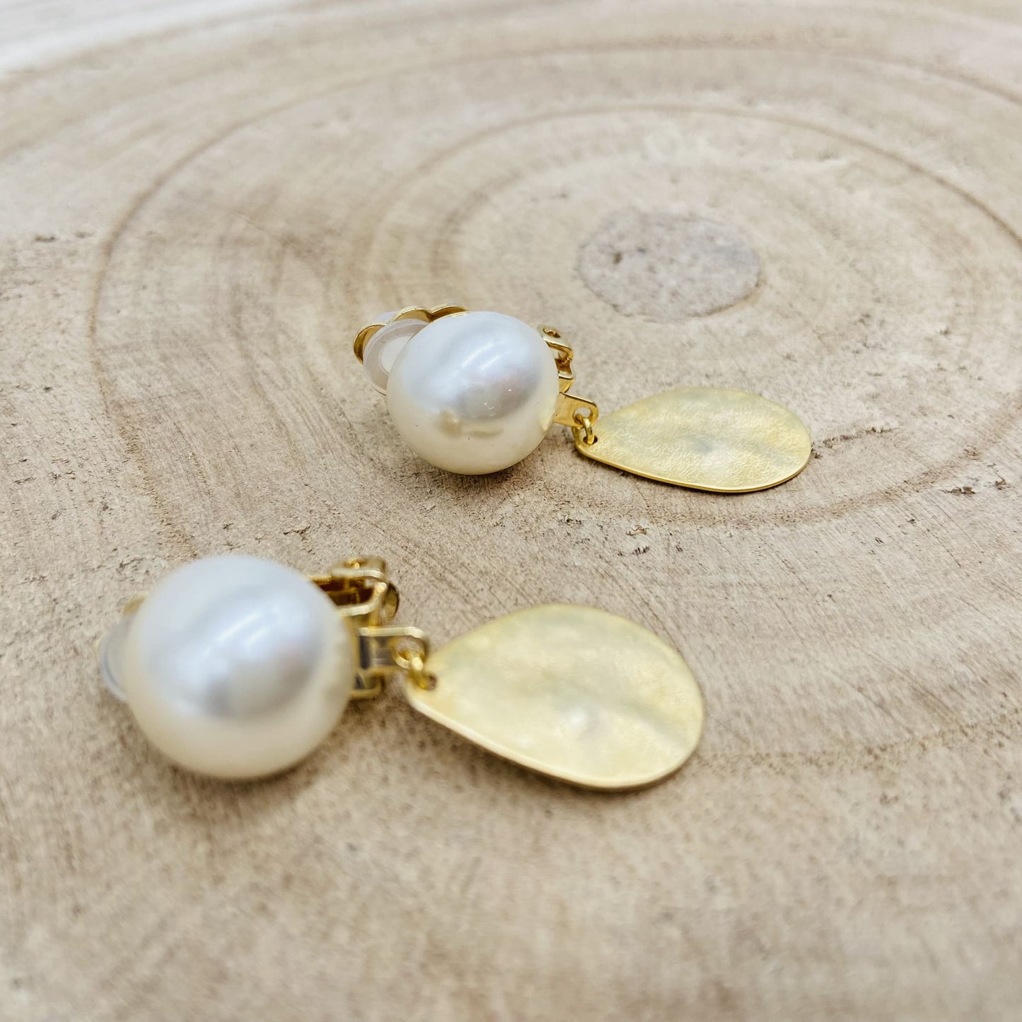 Boucles d'oreilles petite feuille dorée - Francine BRAMLI