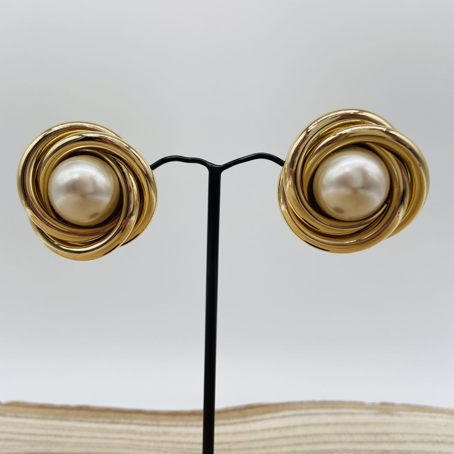 Boucles d'oreilles dorées cabochon perle - Francine BRAMLI