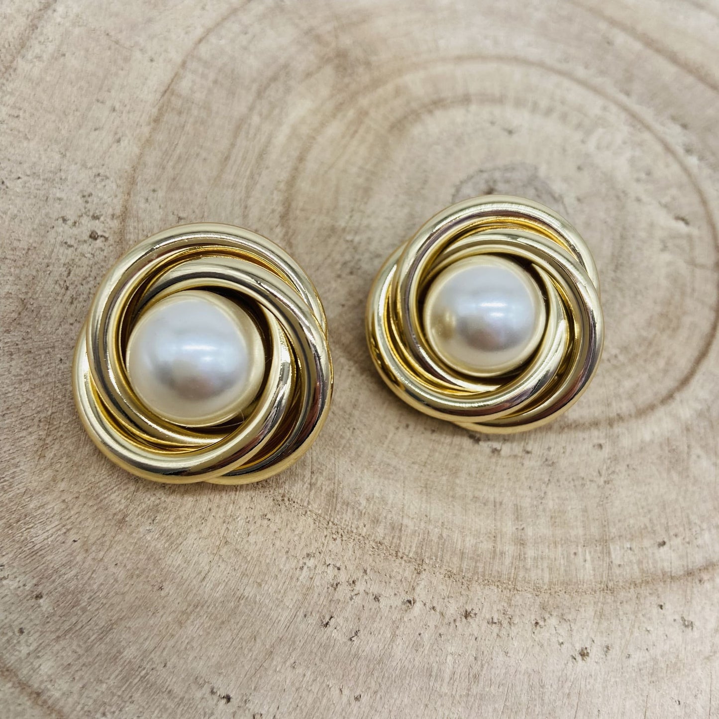 Boucles d'oreilles dorées cabochon perle - Francine BRAMLI