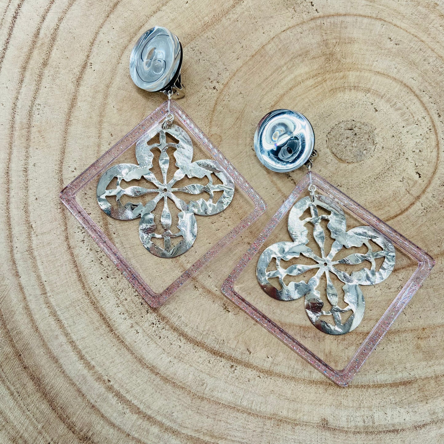 BOUCLES D'OREILLES carrée et fleurs métal- Francine BRAMLI