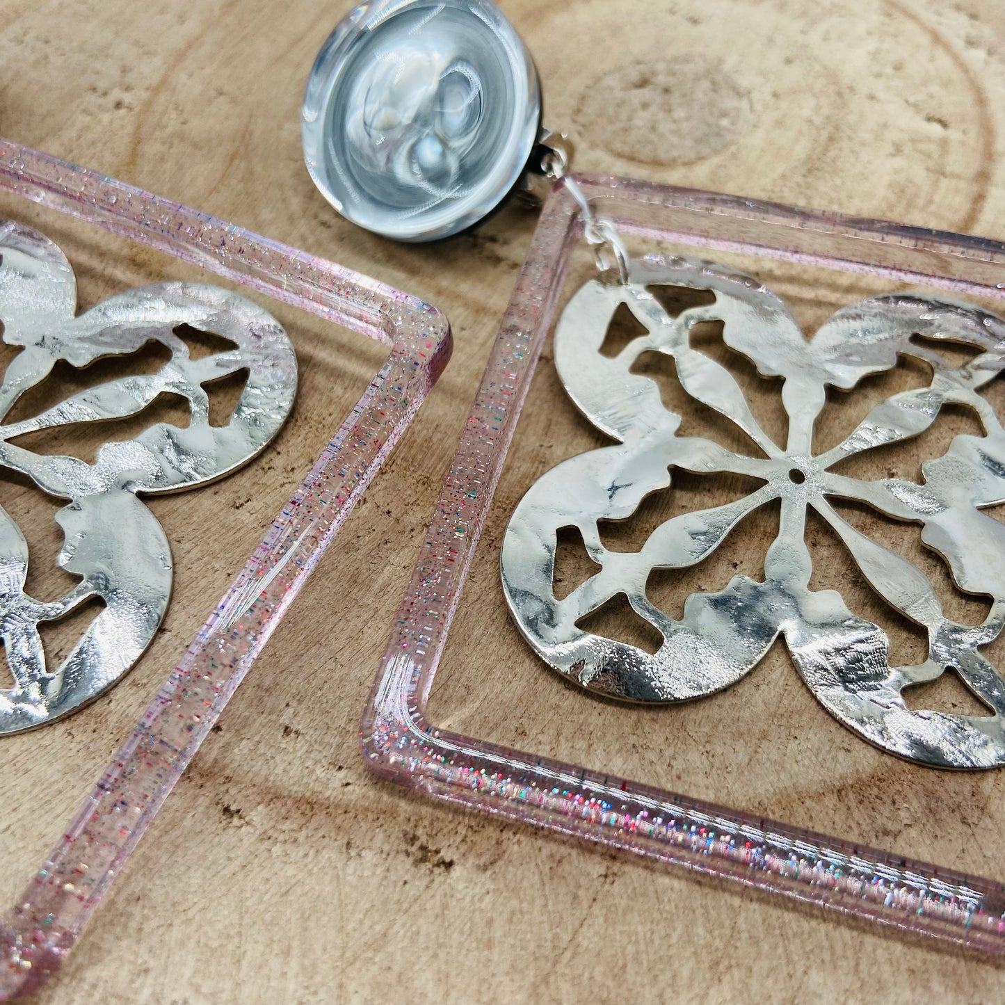 BOUCLES D'OREILLES carrée et fleurs métal- Francine BRAMLI