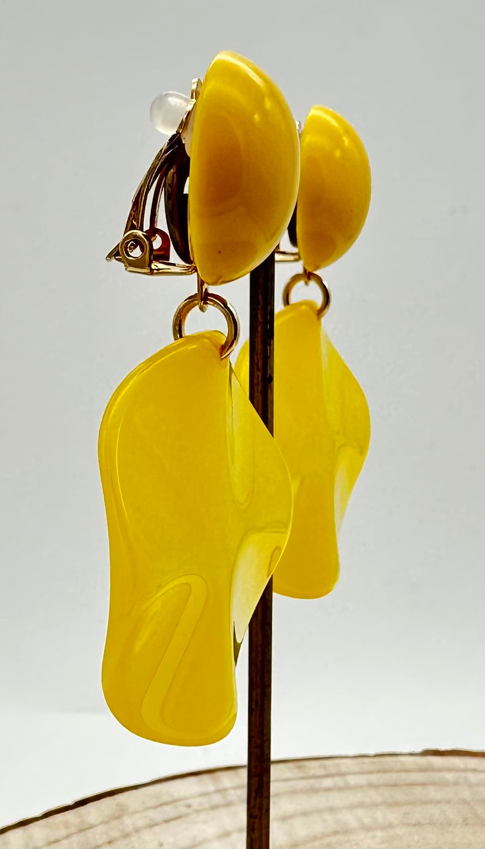 Boucles d'oreilles Vénus S en résine végétale; Francine BRAMLI