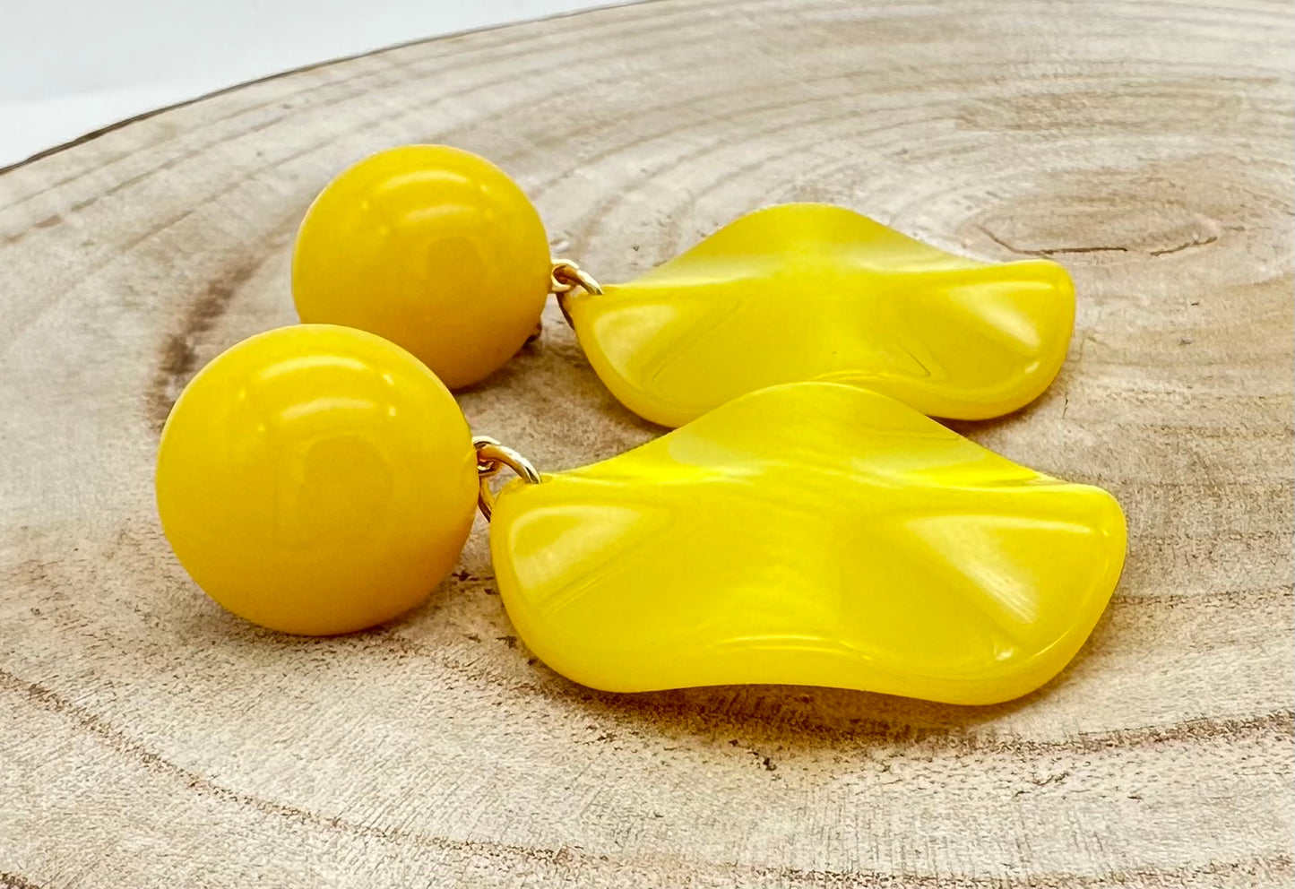 Boucles d'oreilles Vénus S en résine végétale; Francine BRAMLI