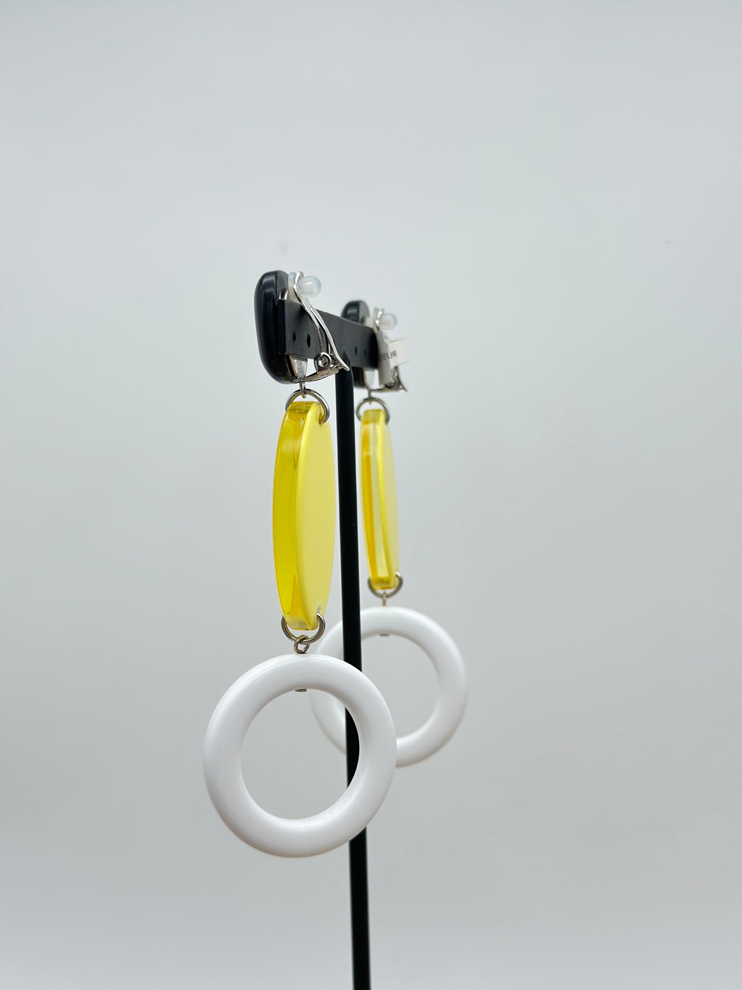 Boucles d’oreilles jaunes, noires et blanches gorfou sauteur - Francine BRAMLI