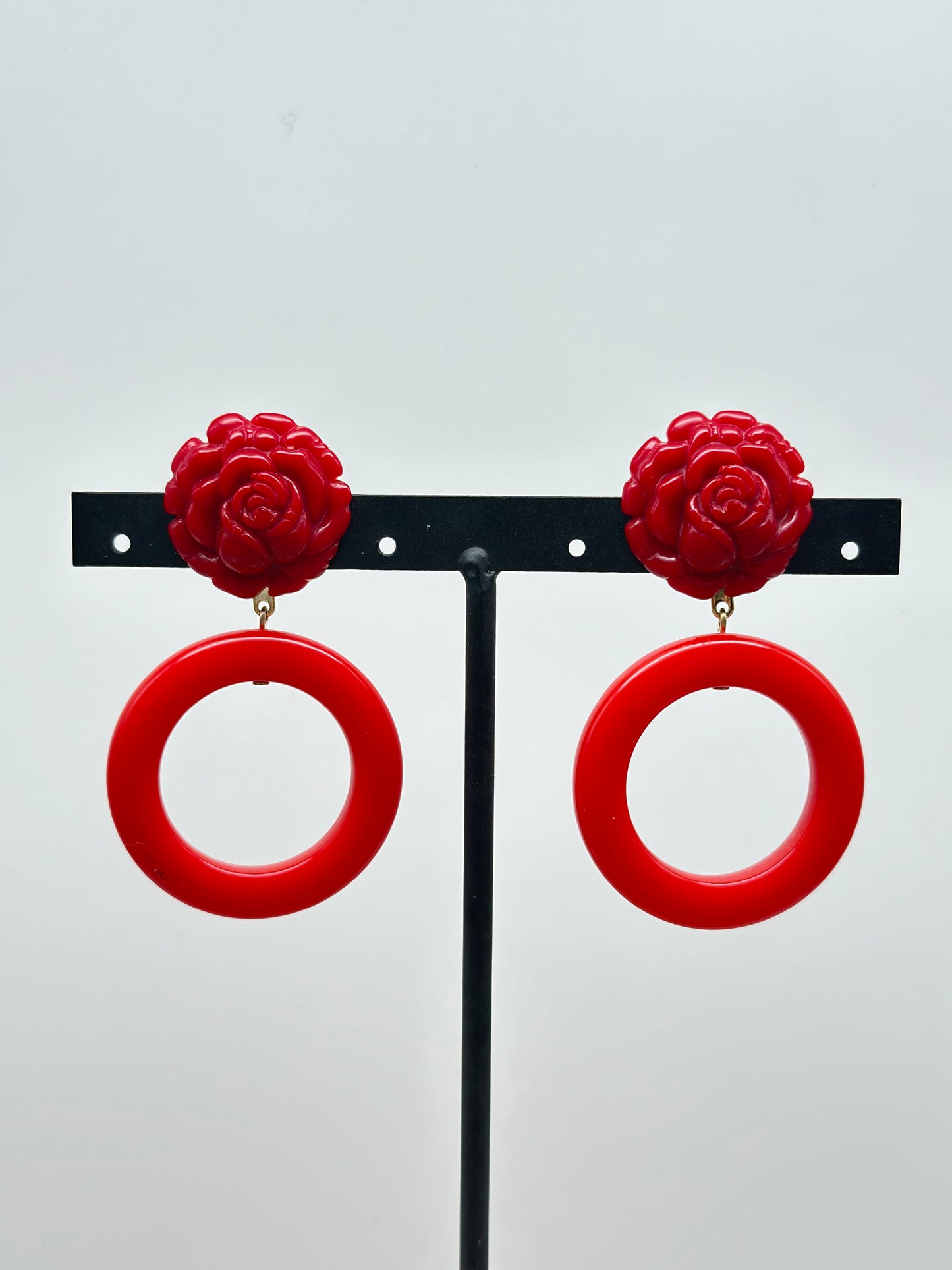 Boucles d’oreilles créoles rouges avec cabochon camélia- Francine BRAMLI