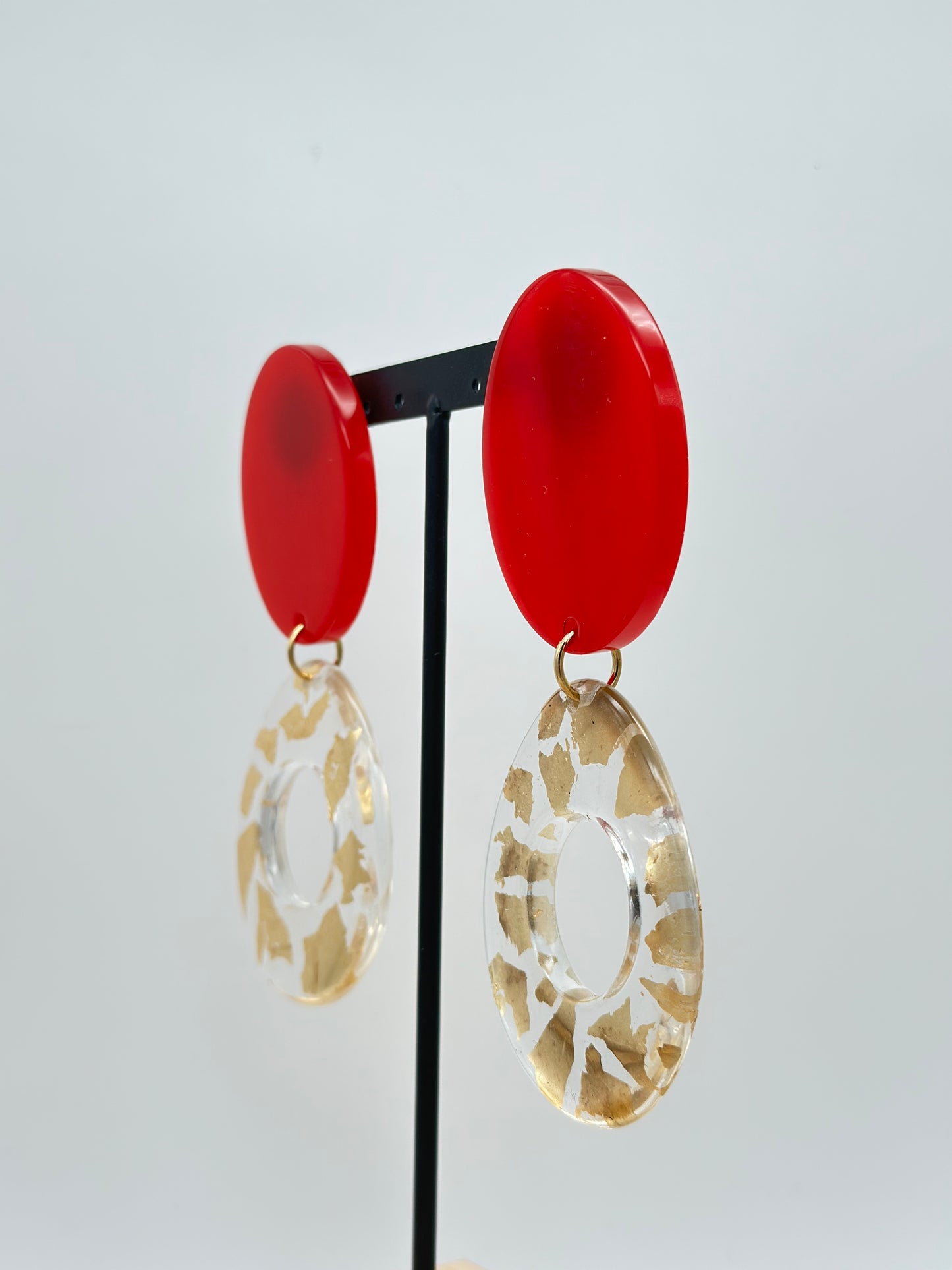 Boucles d’oreilles plaque rouge et créole ovale feuille d’or- Francine BRAMLI