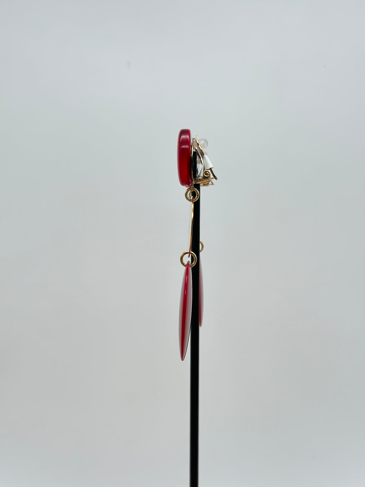 Boucles d’oreilles plaques rouge et dorée - Francine BRAMLI