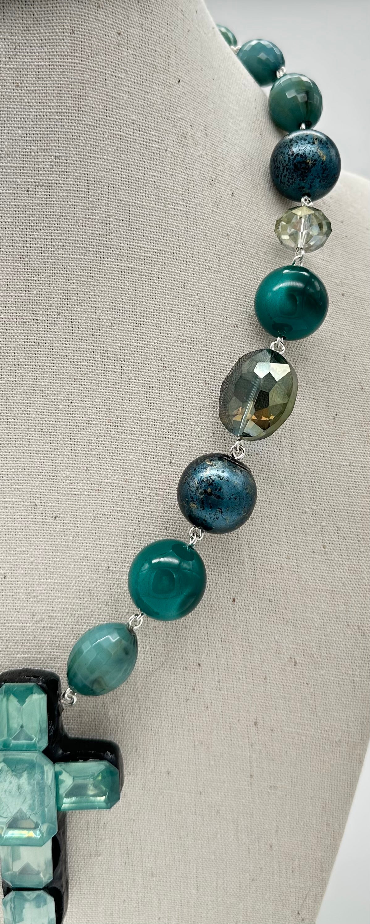 COLLIER CROIX ÉLÉMENTS SCINTILLANTS - Francine BRAMLI