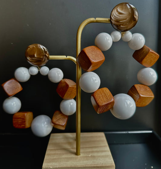 Bastille Jules - Cercle en perles blanches et cubes bois - Francine BRAMLI