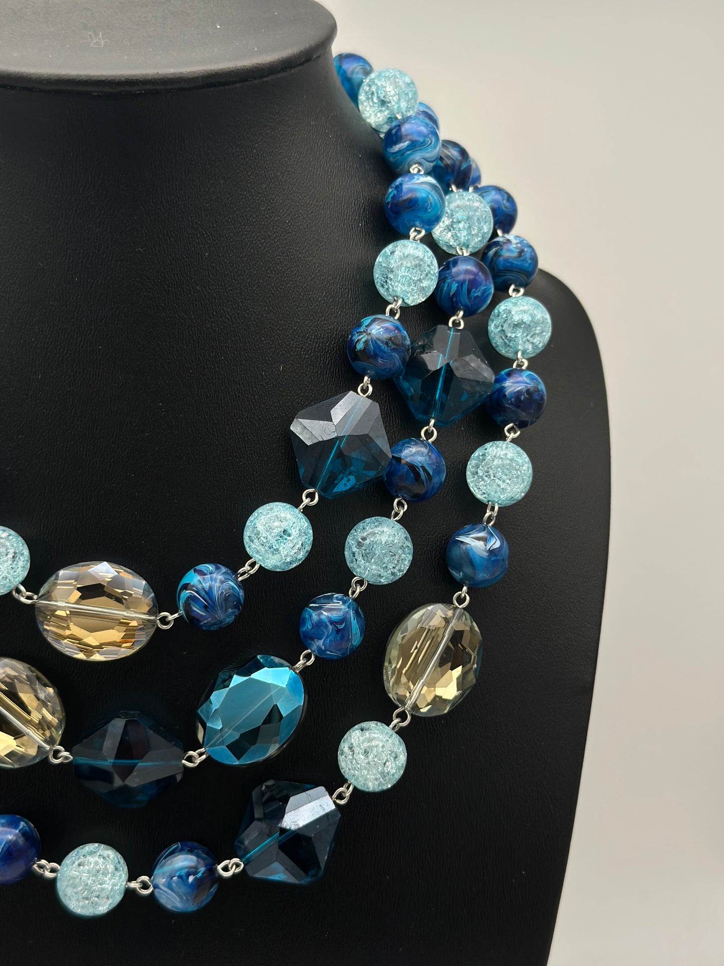 Collier bleu 3 rangs perles fantaisie et éléments scintillants - Francine BRAMLI