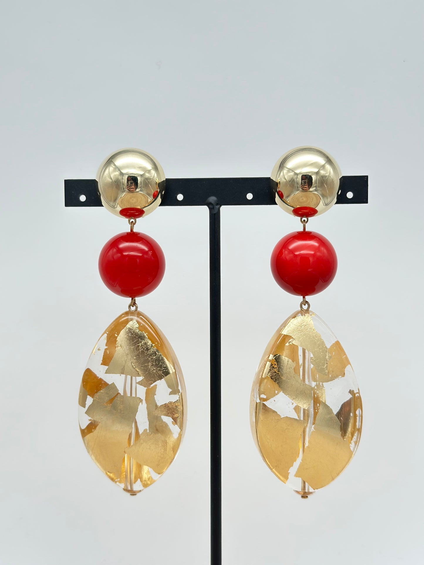 Boucles d’oreilles perle rouge et goutte feuille d’or- Francine BRAMLI