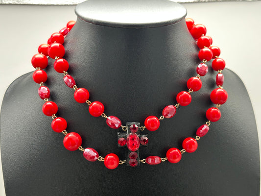 Collier 2 rangs rouge perles fantaisies et éléments scintillants avec croix - Francine BRAMLI
