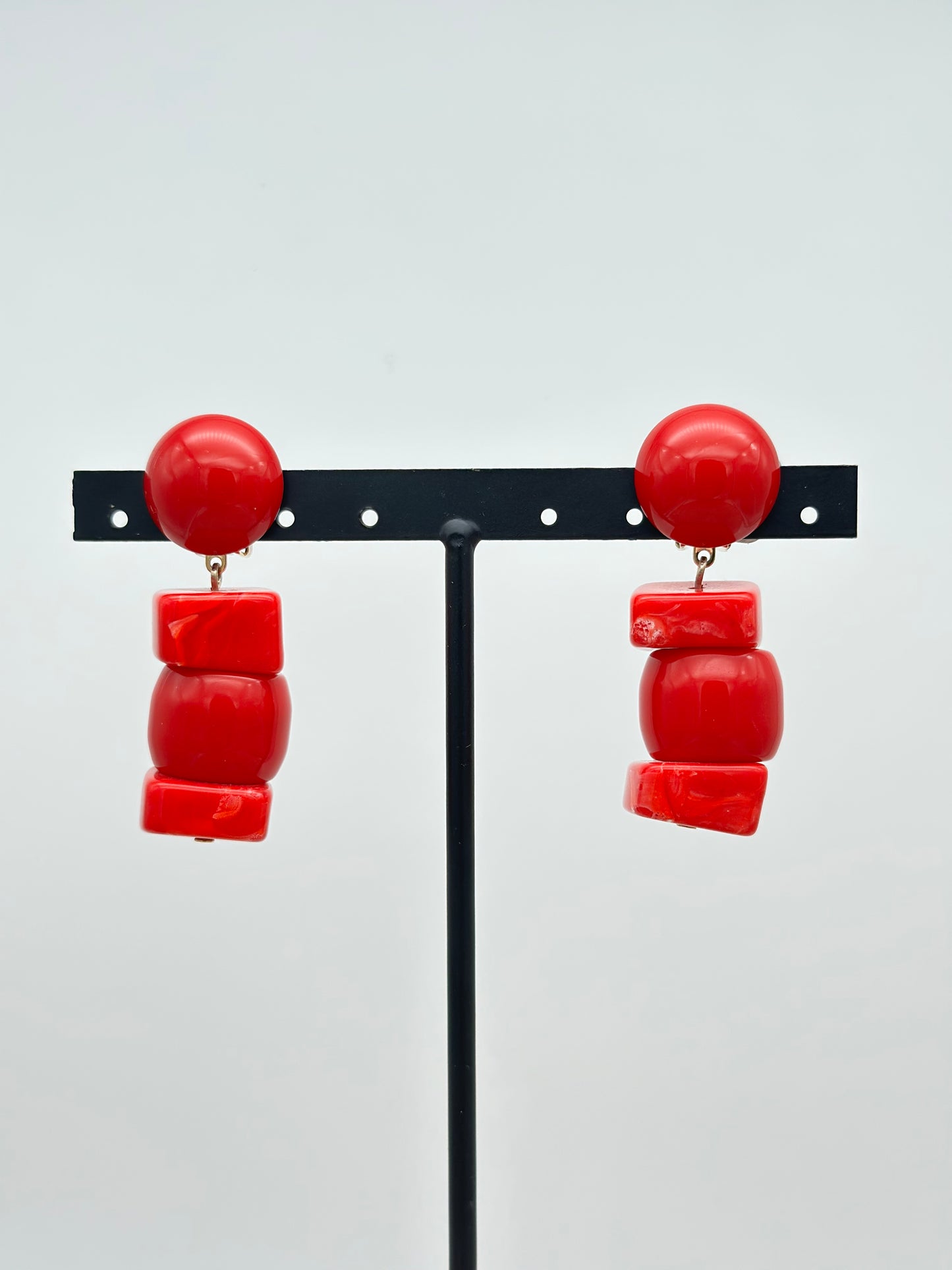 Boucles d’oreilles rouges perles éléments carrés - Francine BRAMLI