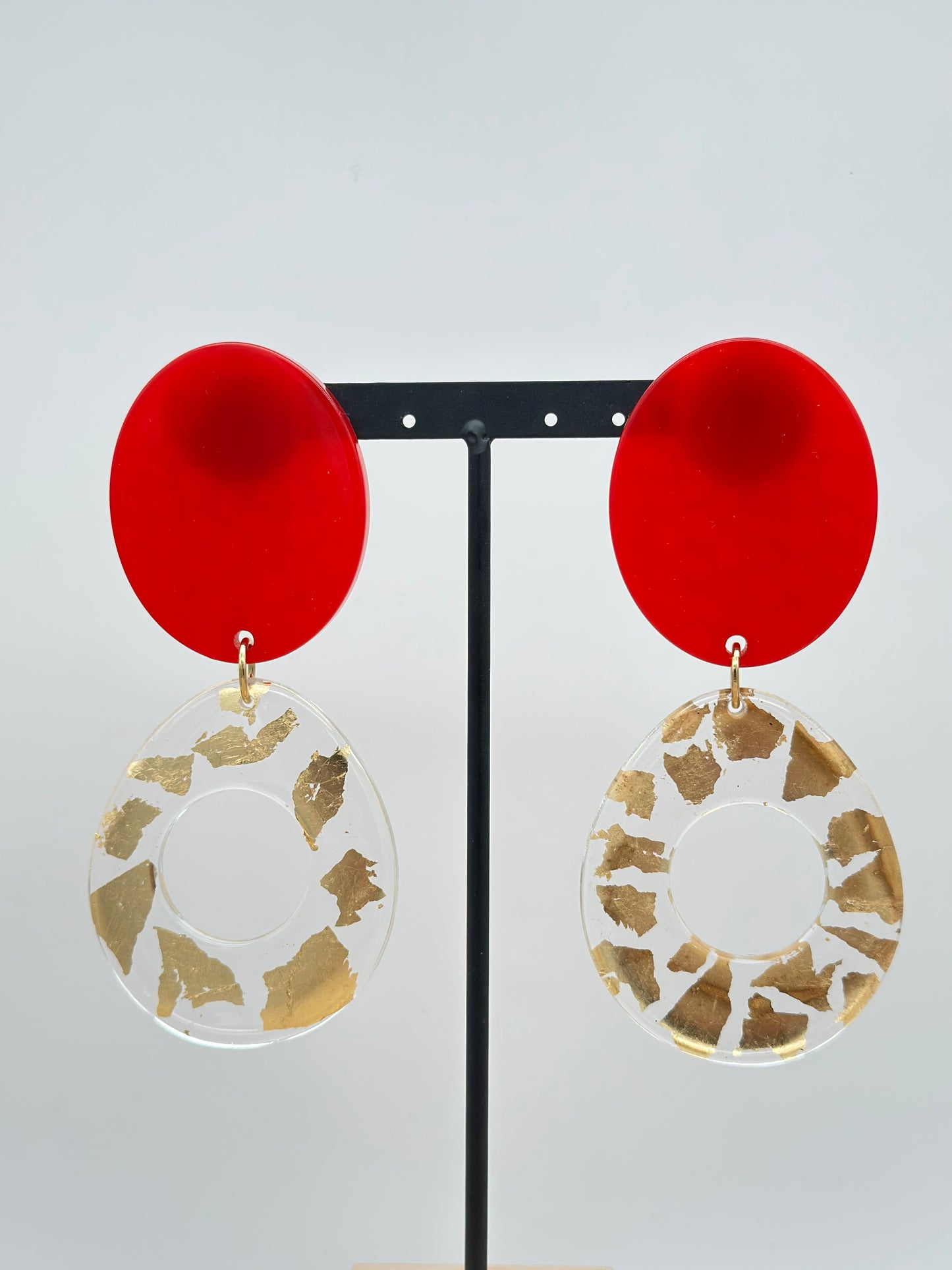 Boucles d’oreilles plaque rouge et créole ovale feuille d’or- Francine BRAMLI