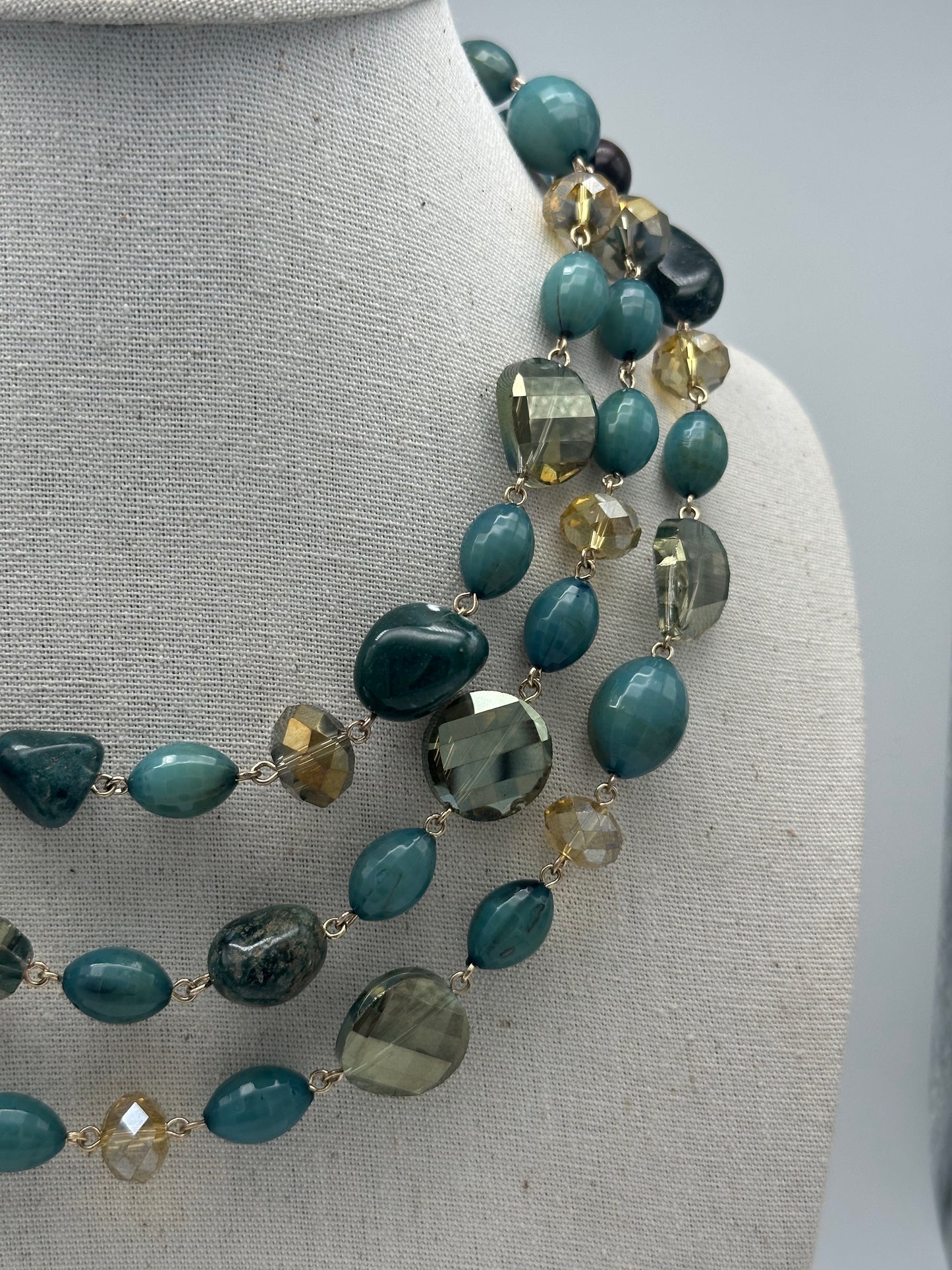 Collier éléments scintillants 3 rangs vert et doré