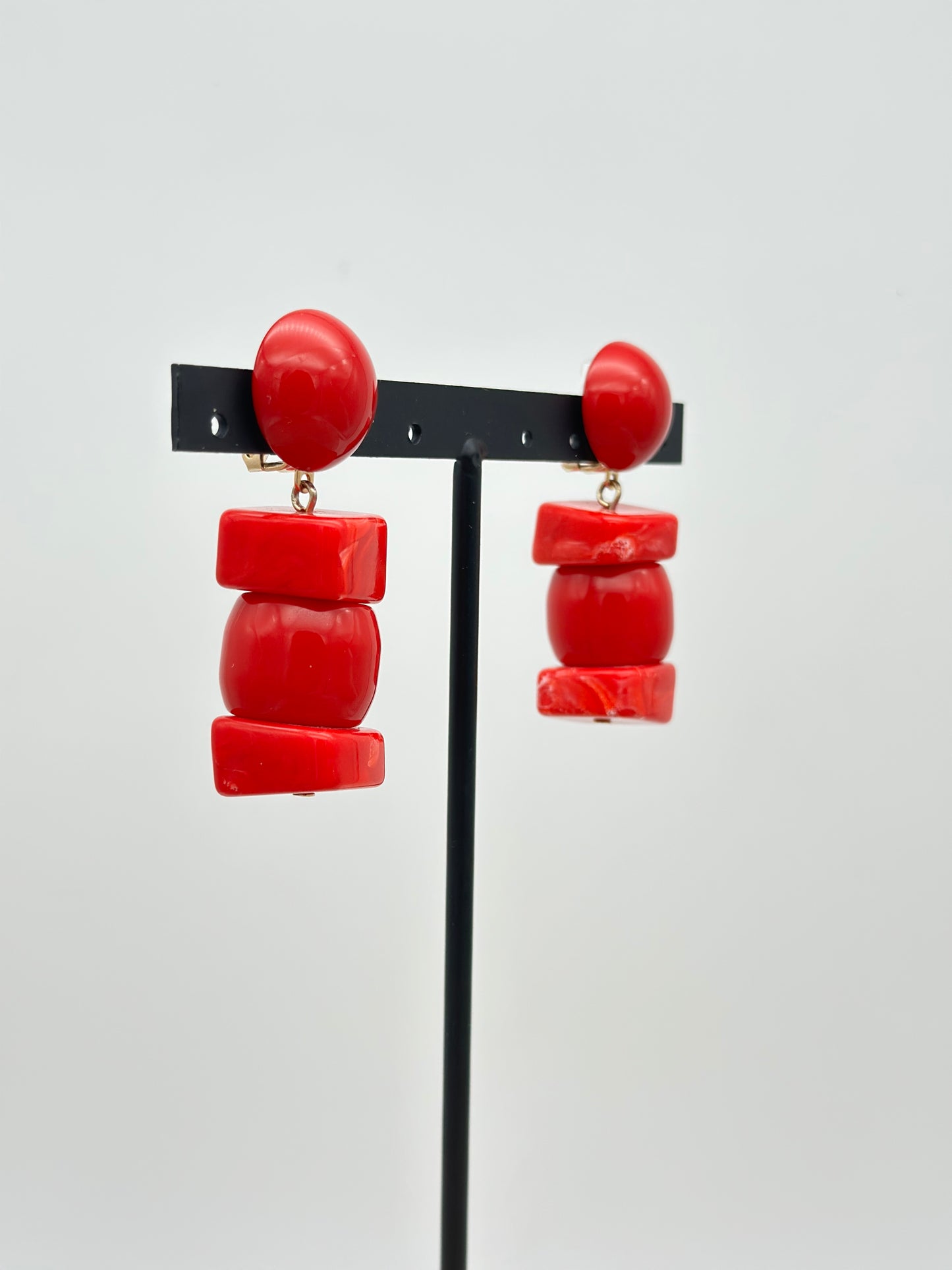 Boucles d’oreilles rouges perles éléments carrés - Francine BRAMLI