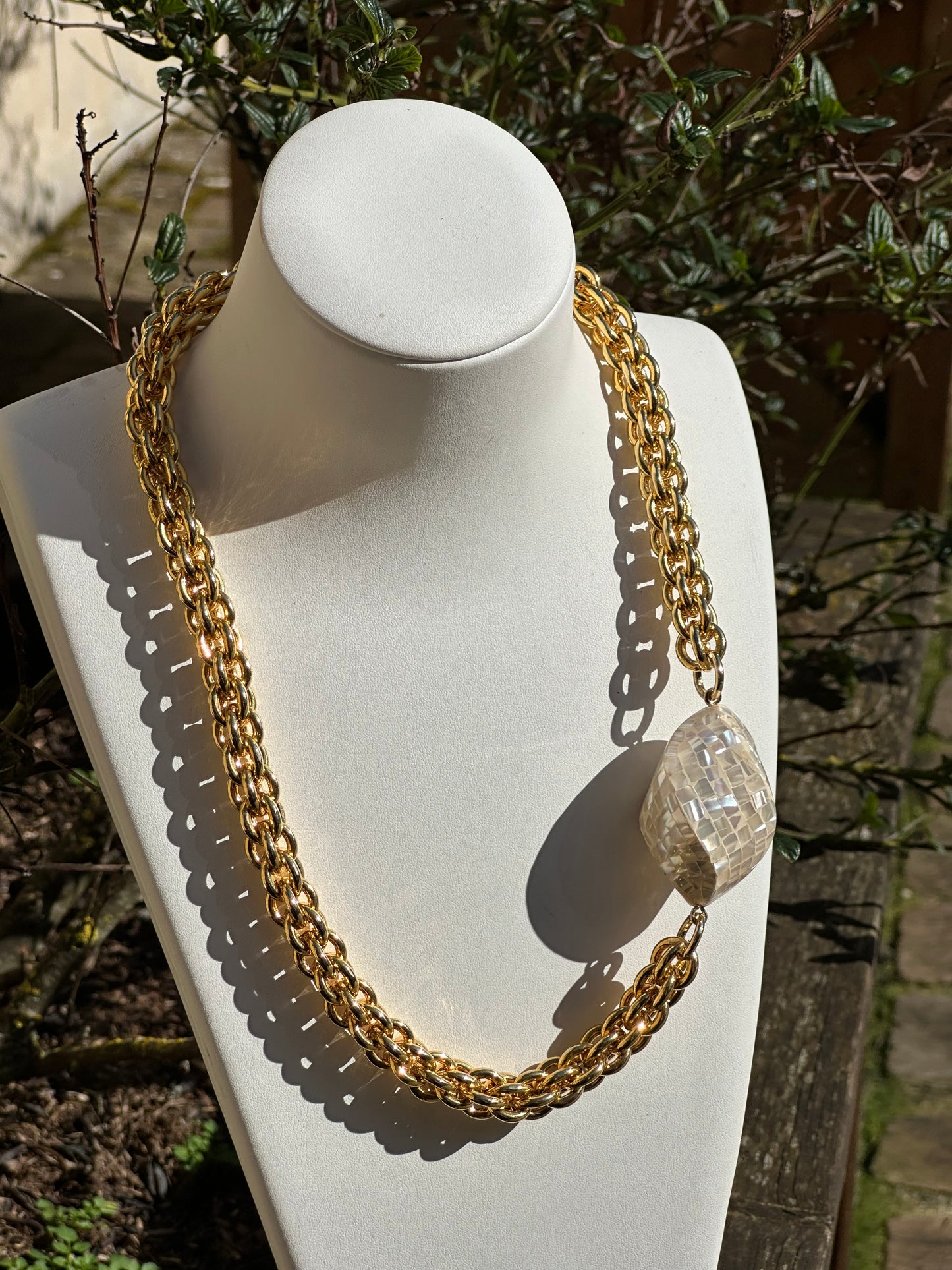 Collier chaîne dorée avec élément nacré - Francine BRAMLI