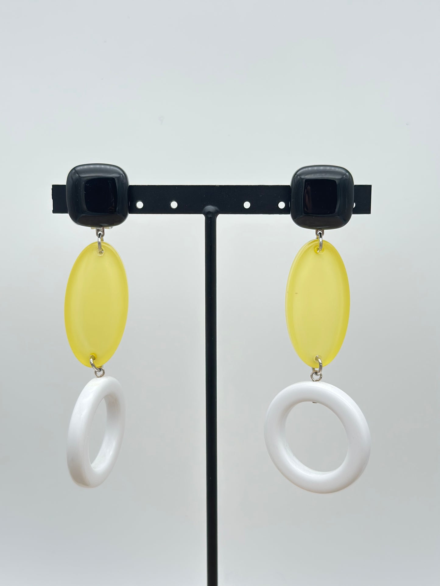 Boucles d’oreilles jaunes, noires et blanches gorfou sauteur - Francine BRAMLI