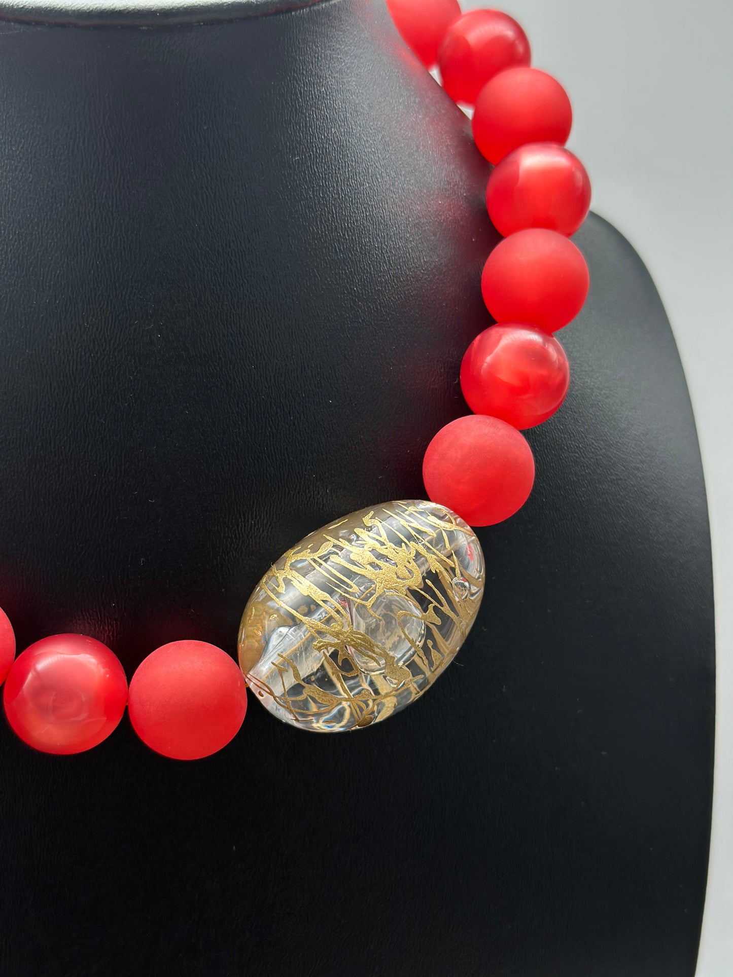 Collier perles fantaisies rouges avec élément résine transparent - Francine BRAMLI