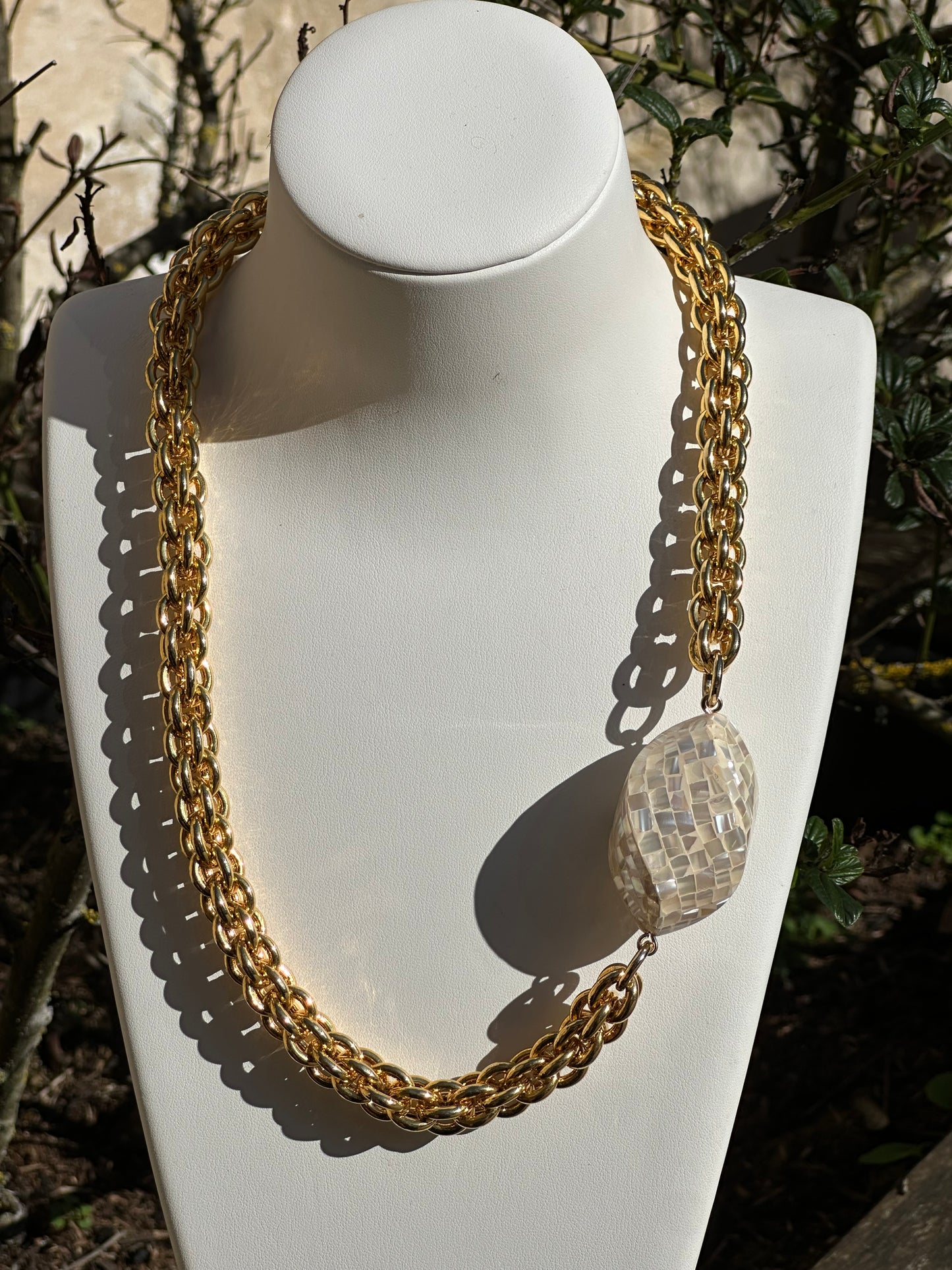 Collier chaîne dorée avec élément nacré - Francine BRAMLI