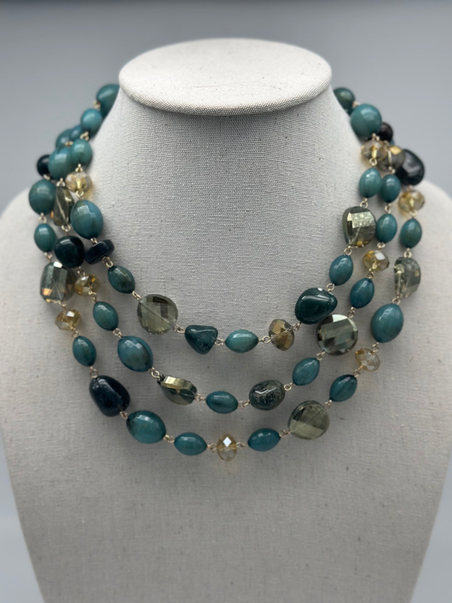 Collier éléments scintillants 3 rangs vert et doré