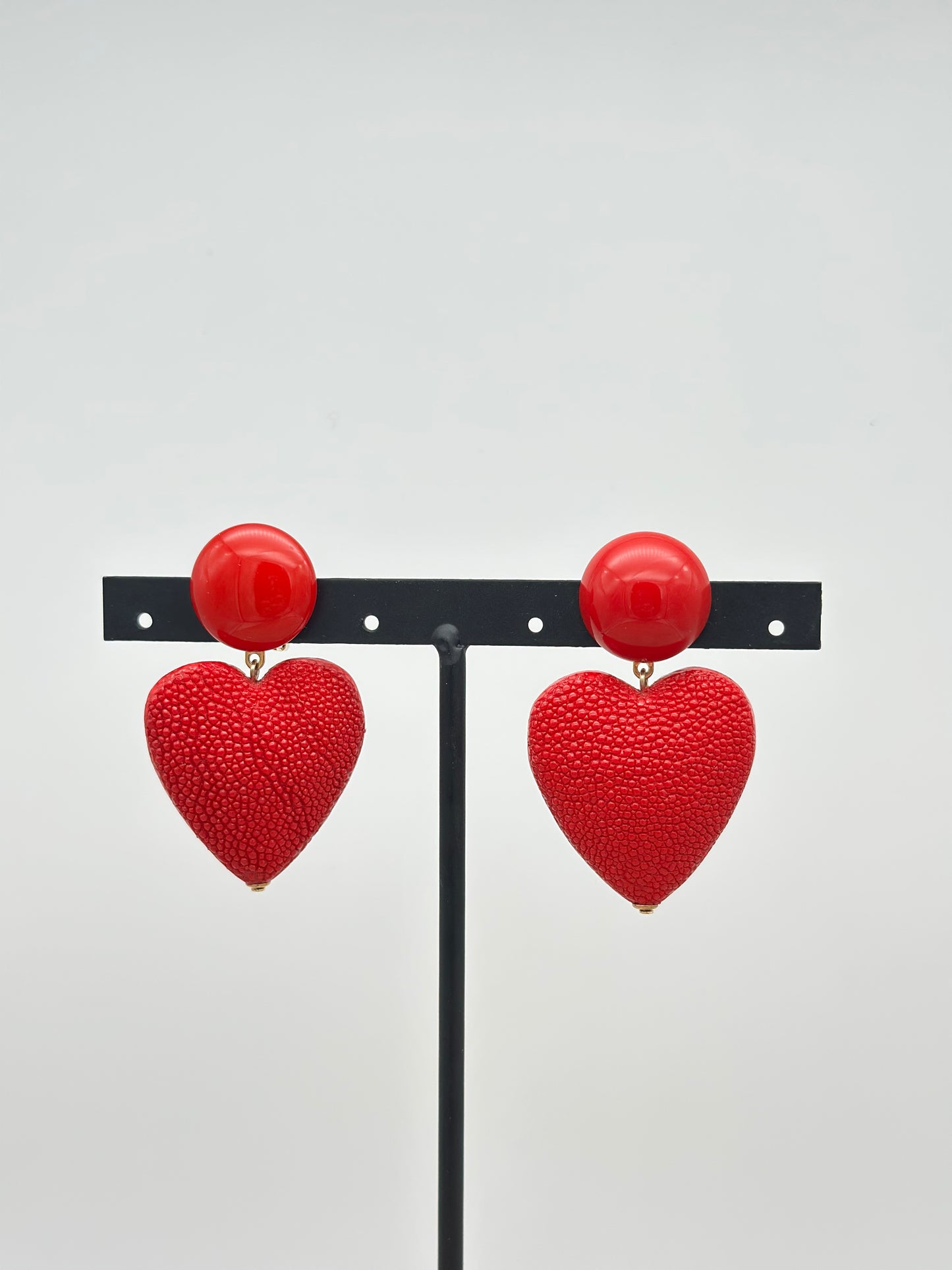 Boucles d’oreilles Galuchat cœur rouge - Francine BRAMLI