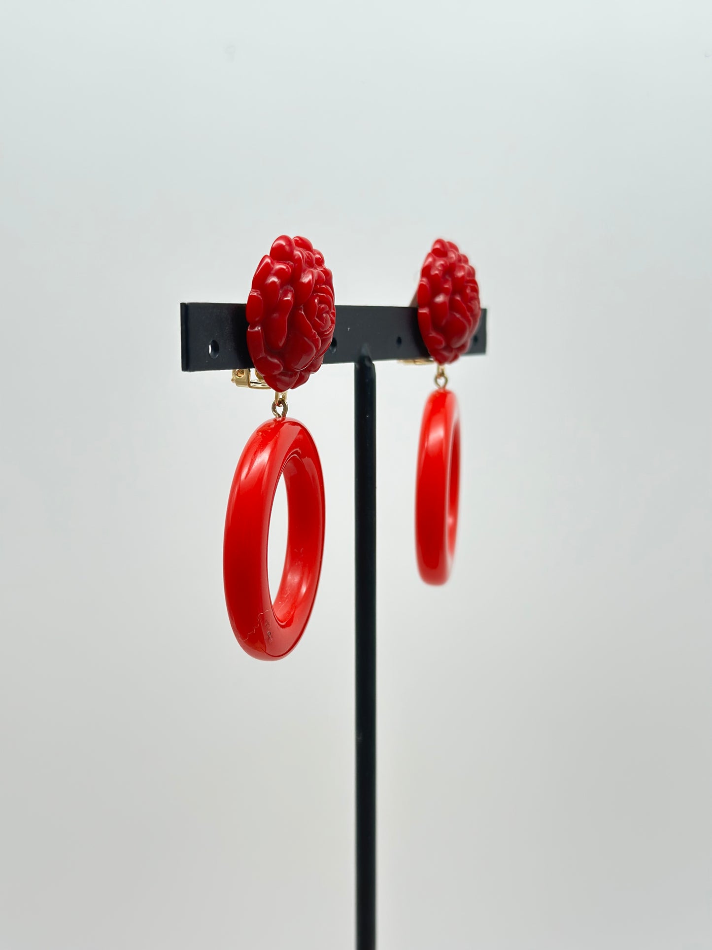 Boucles d’oreilles créoles rouges avec cabochon camélia- Francine BRAMLI