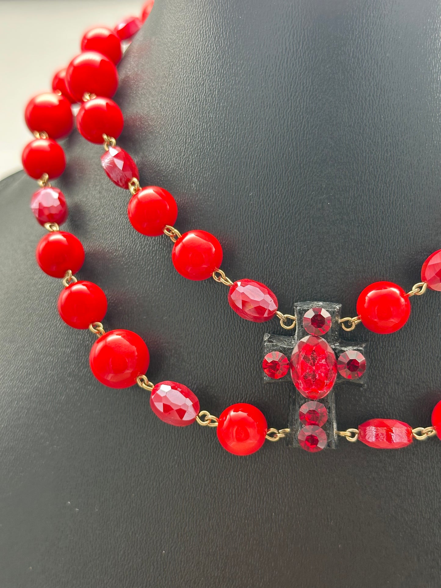 Collier 2 rangs rouge perles fantaisies et éléments scintillants avec croix - Francine BRAMLI