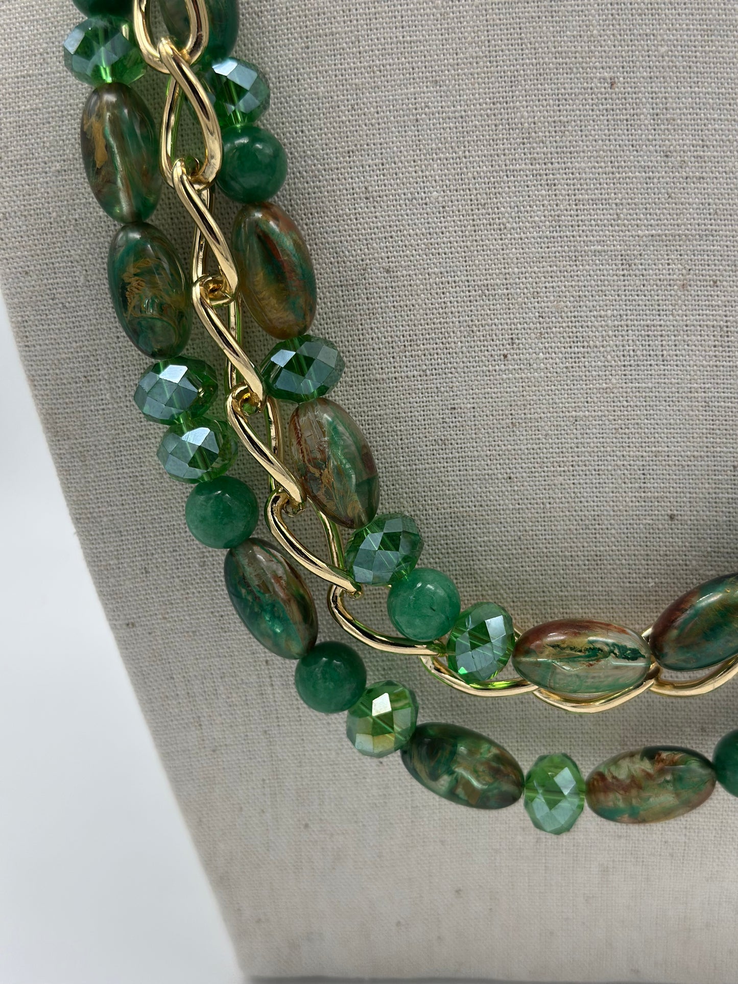 Sautoir / collier éléments scintillants vert