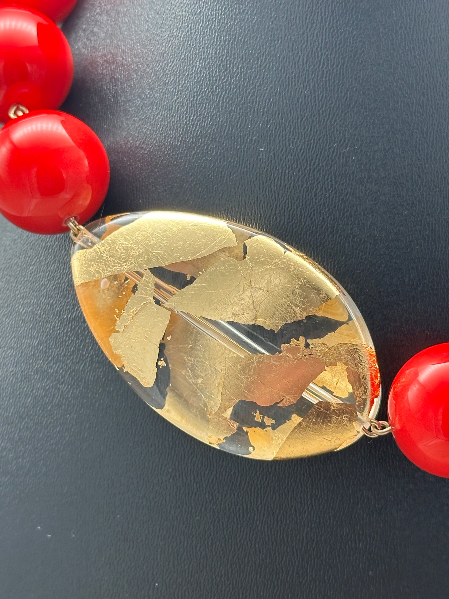 Collier perles rouges avec éléments transparent feuille d’or - Francine BRAMLI