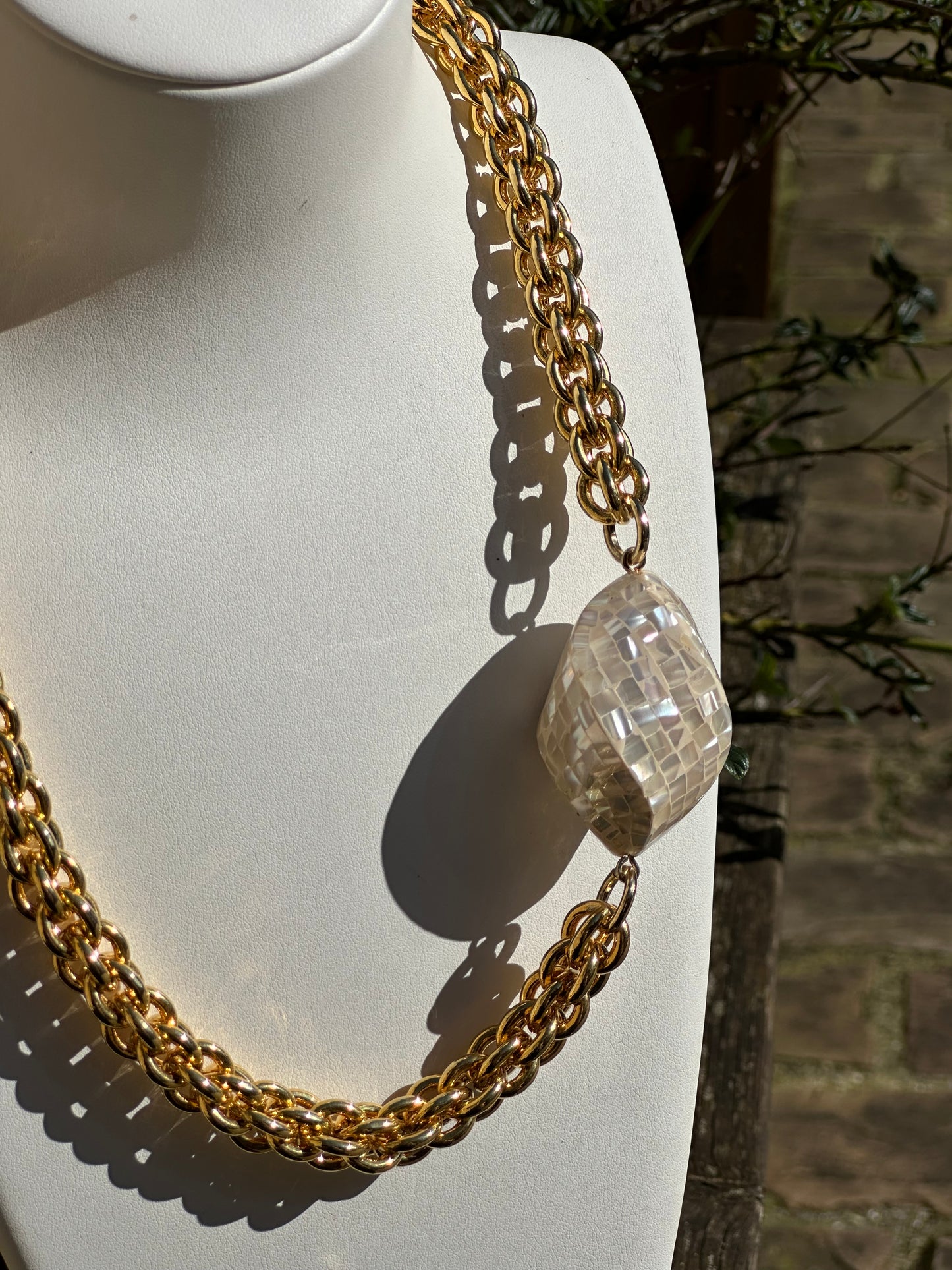 Collier chaîne dorée avec élément nacré - Francine BRAMLI
