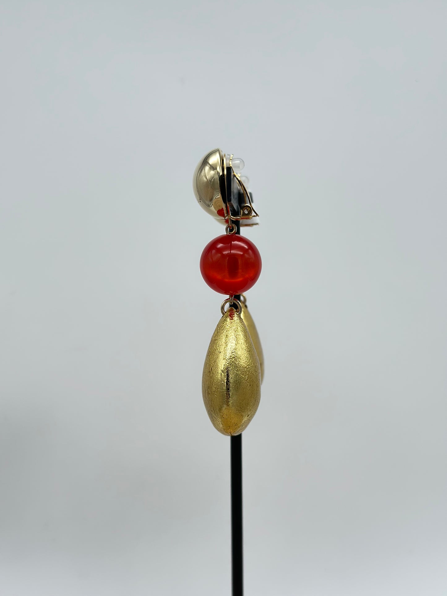 Boucles d’oreilles perle rouge et goutte dorée - Francine BRAMLI