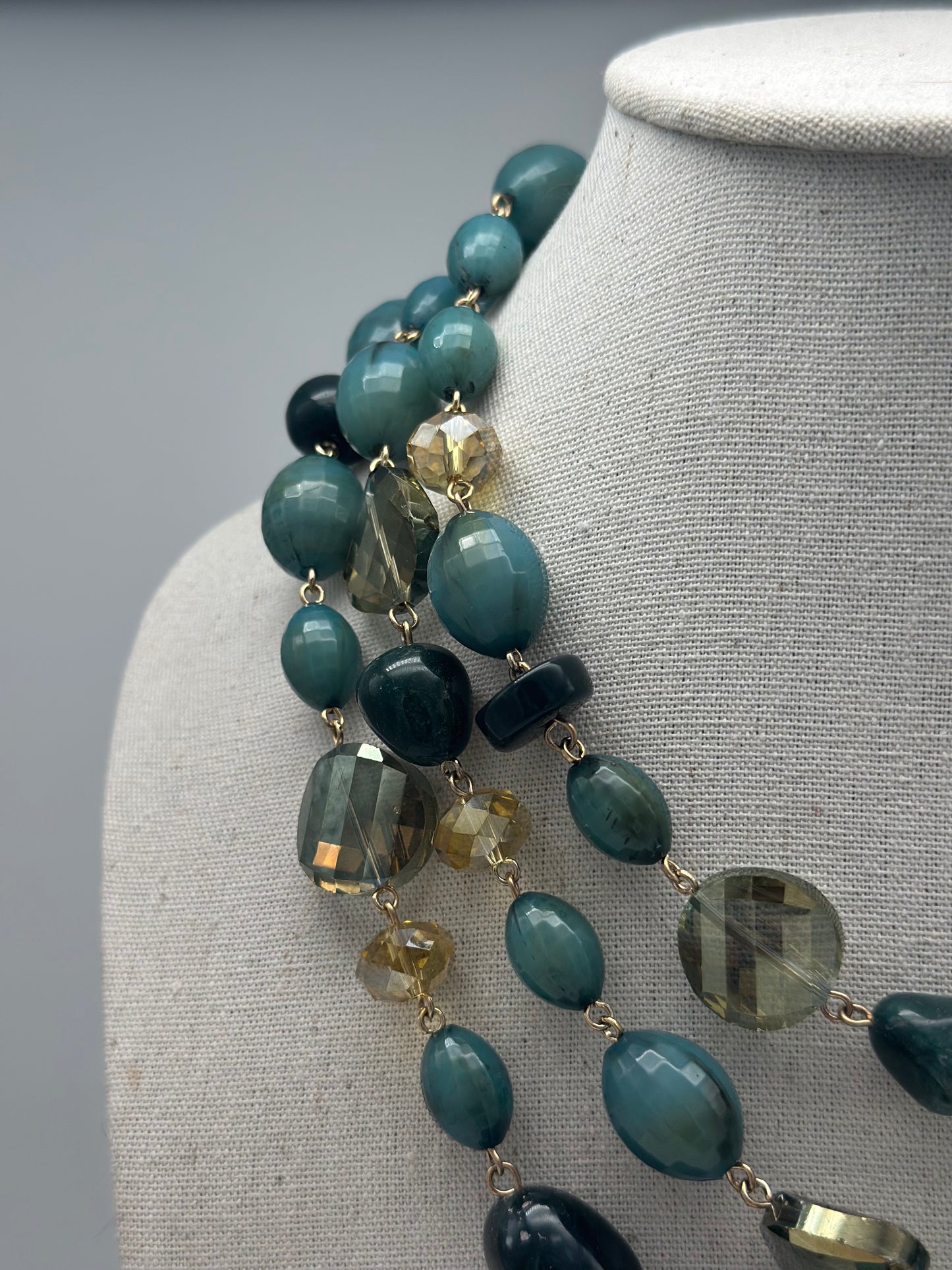 Collier éléments scintillants 3 rangs vert et doré