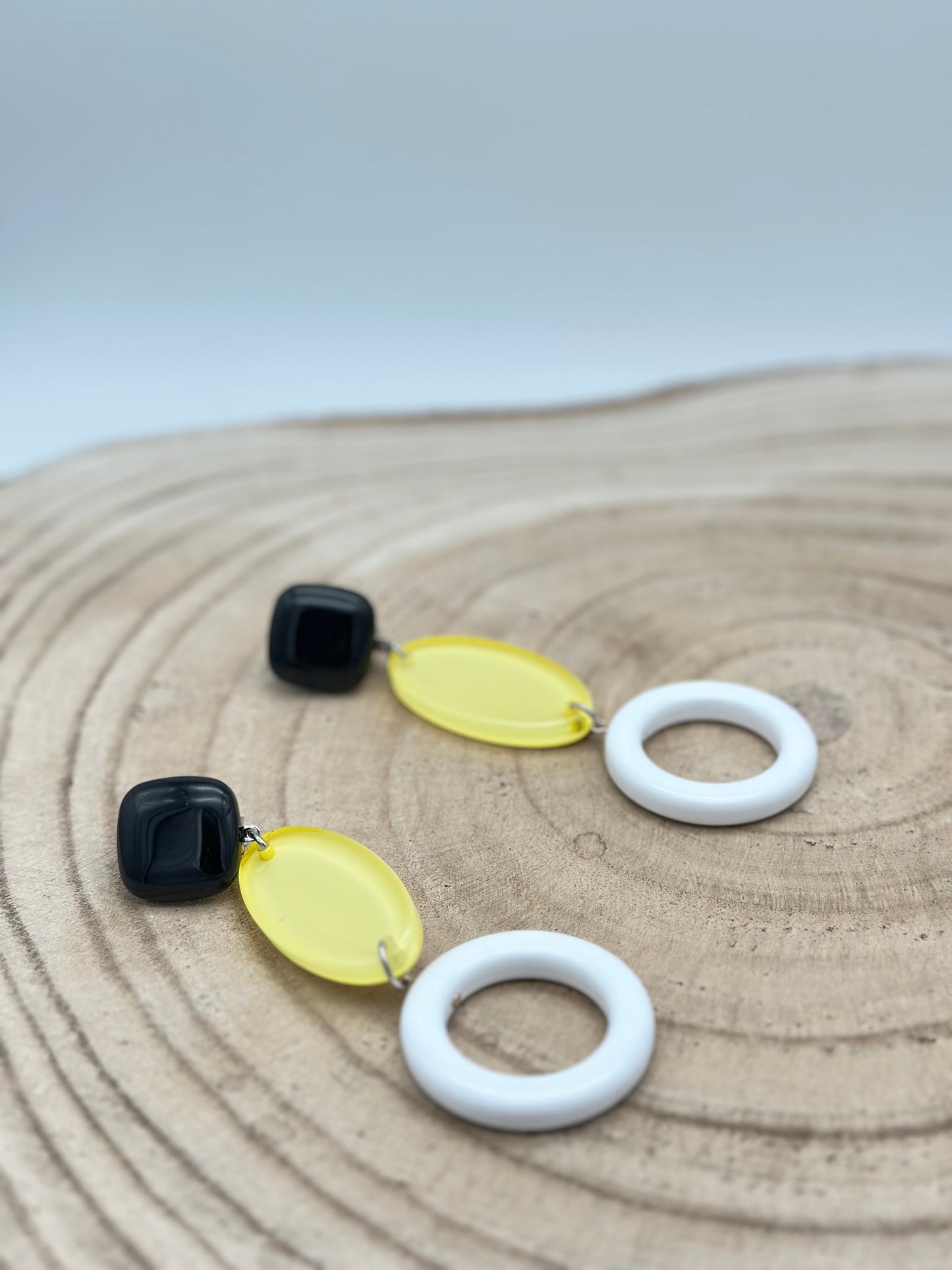 Boucles d’oreilles jaunes, noires et blanches gorfou sauteur - Francine BRAMLI