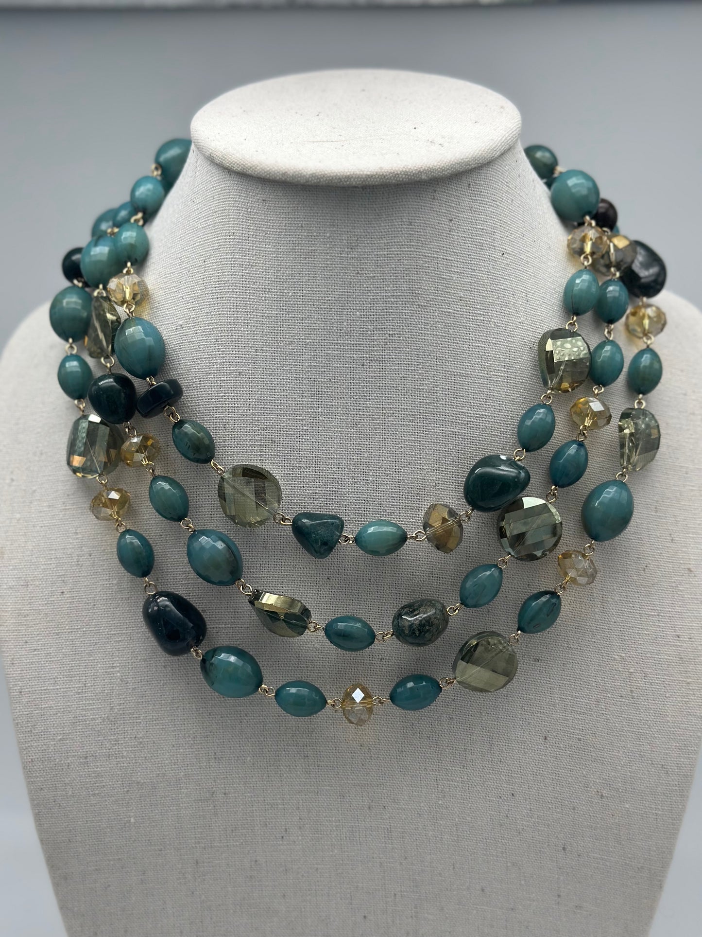 Collier éléments scintillants 3 rangs vert et doré