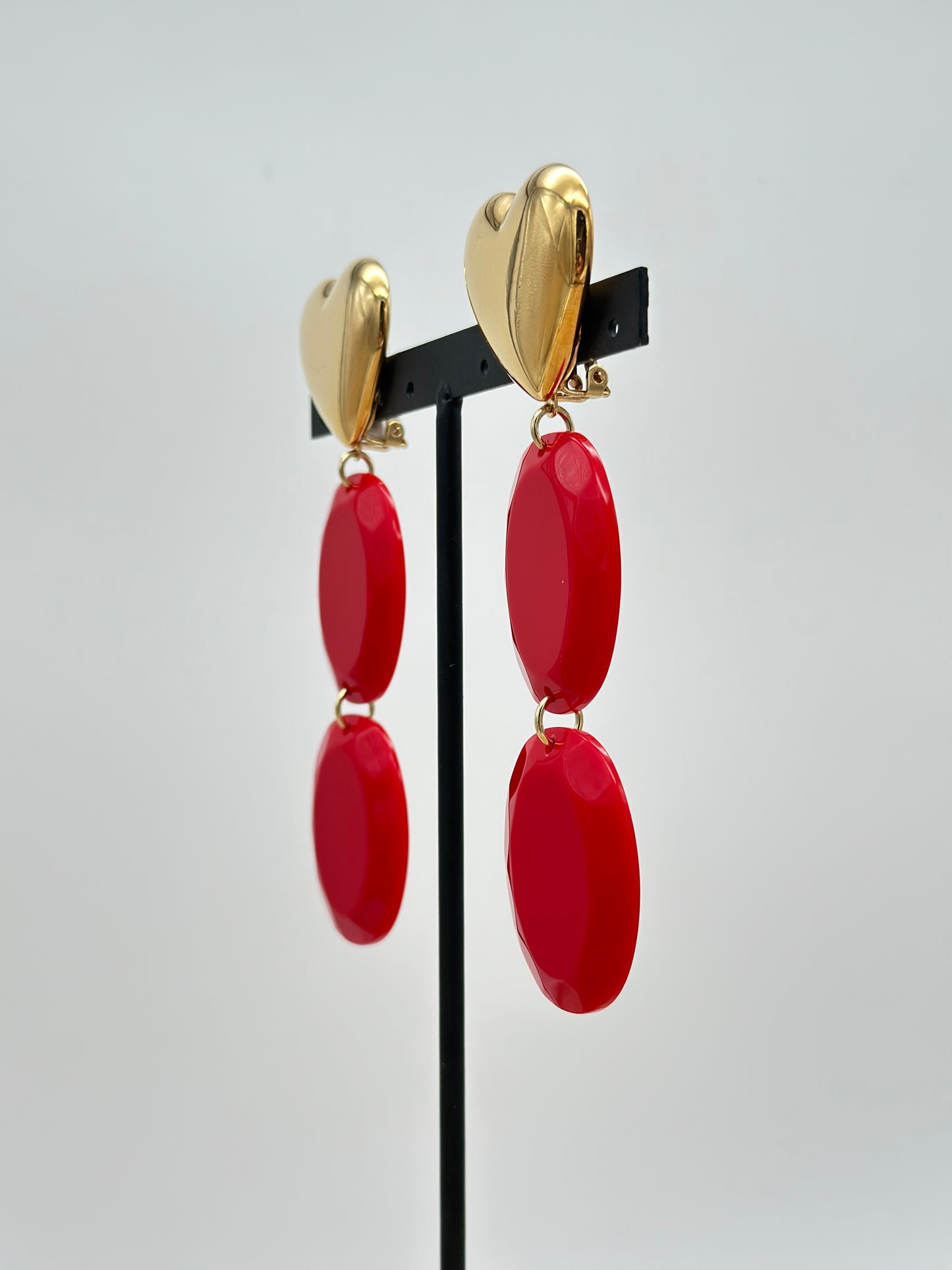 Boucles d’oreilles plaque rouge cabochon cœur doré - Francine BRAMLI