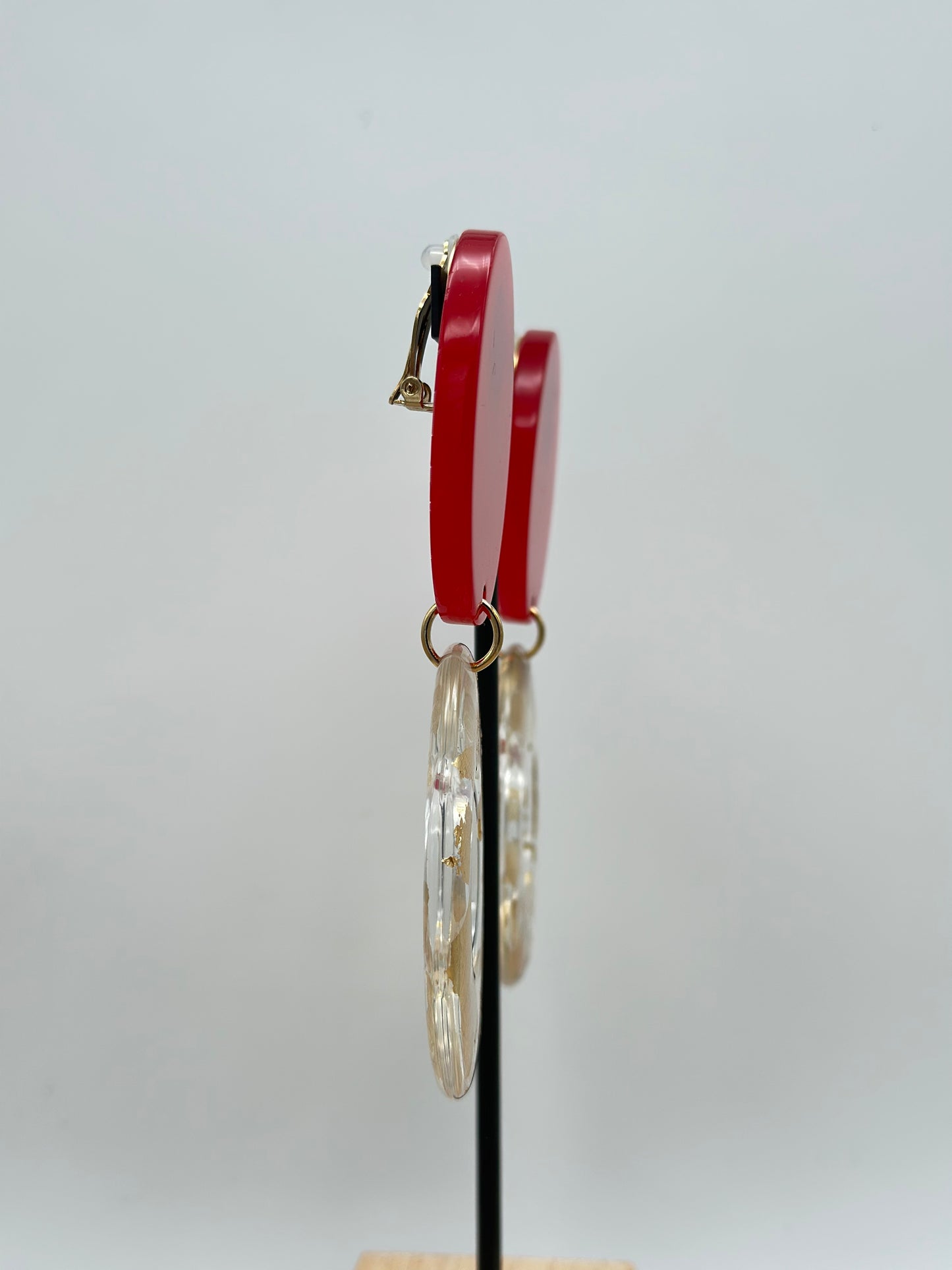 Boucles d’oreilles plaque rouge et créole ovale feuille d’or- Francine BRAMLI