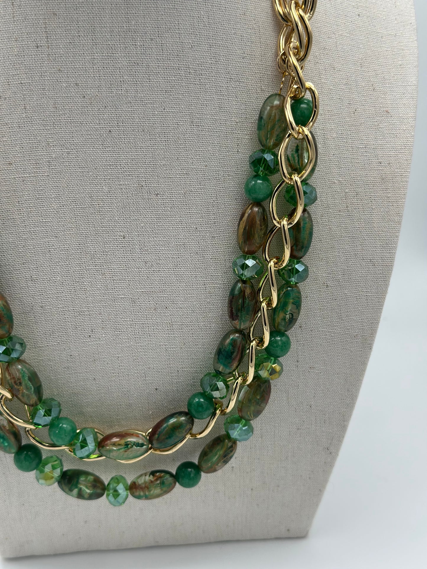 Sautoir / collier éléments scintillants vert