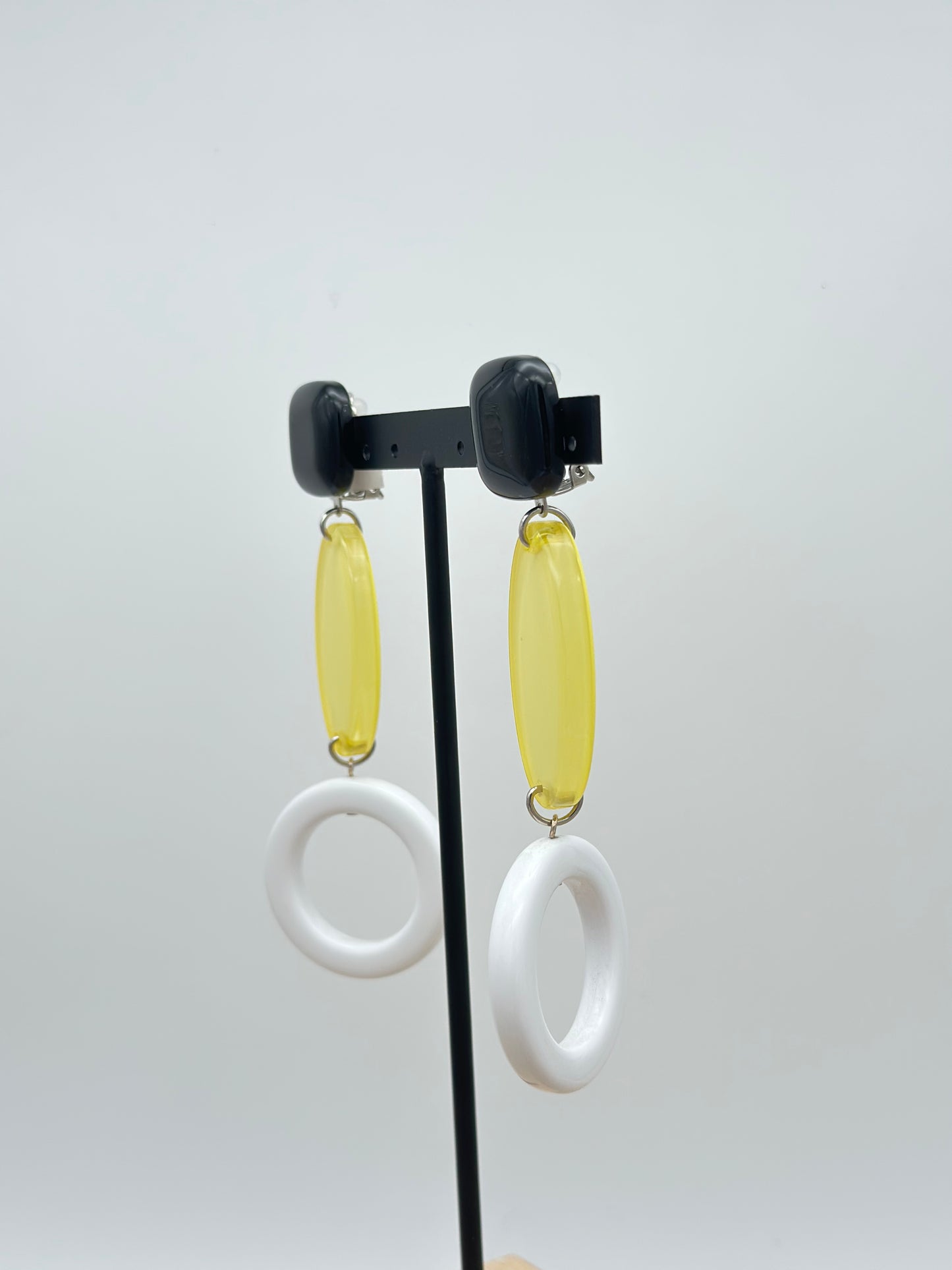 Boucles d’oreilles jaunes, noires et blanches gorfou sauteur - Francine BRAMLI