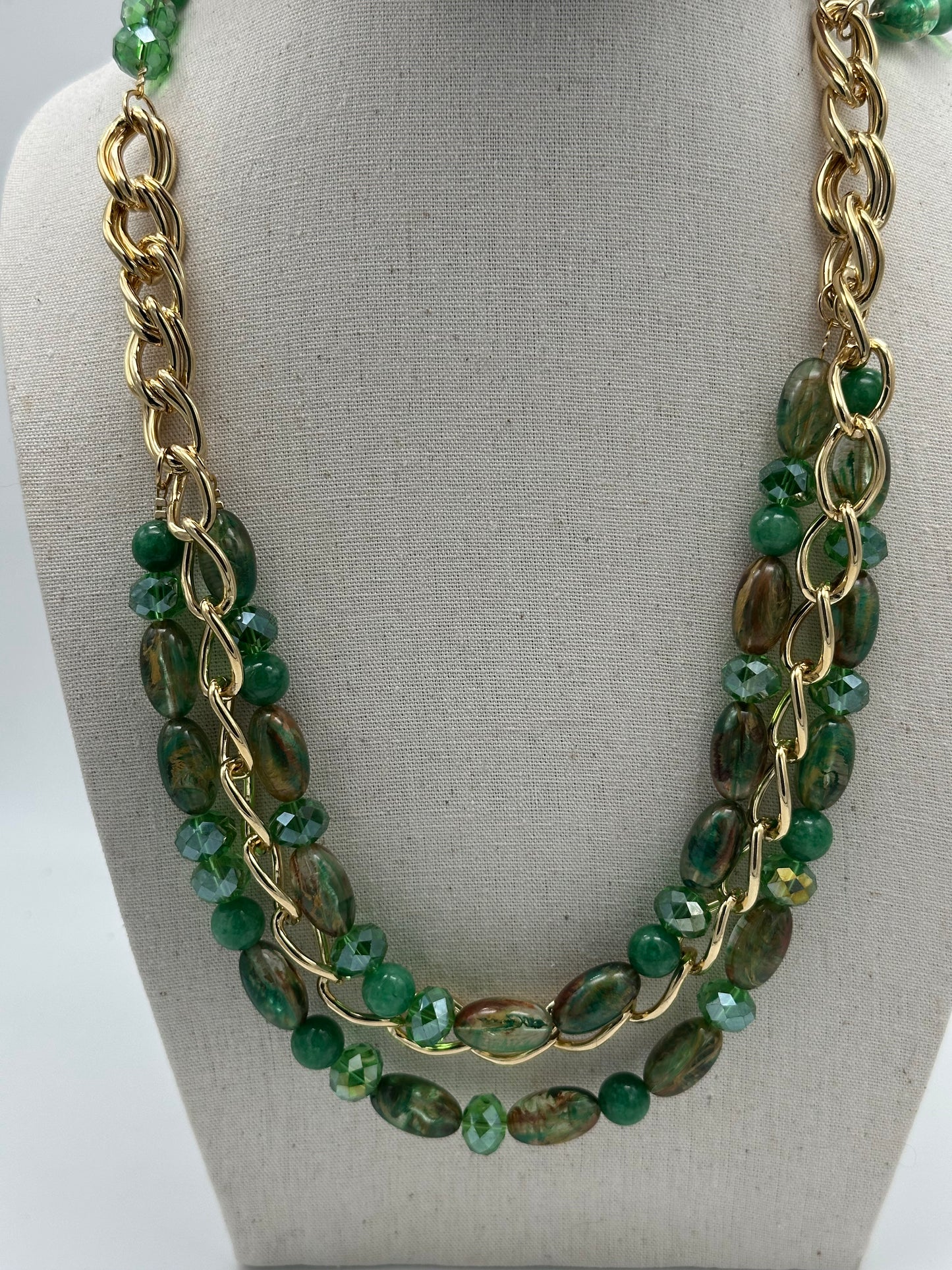 Sautoir / collier éléments scintillants vert