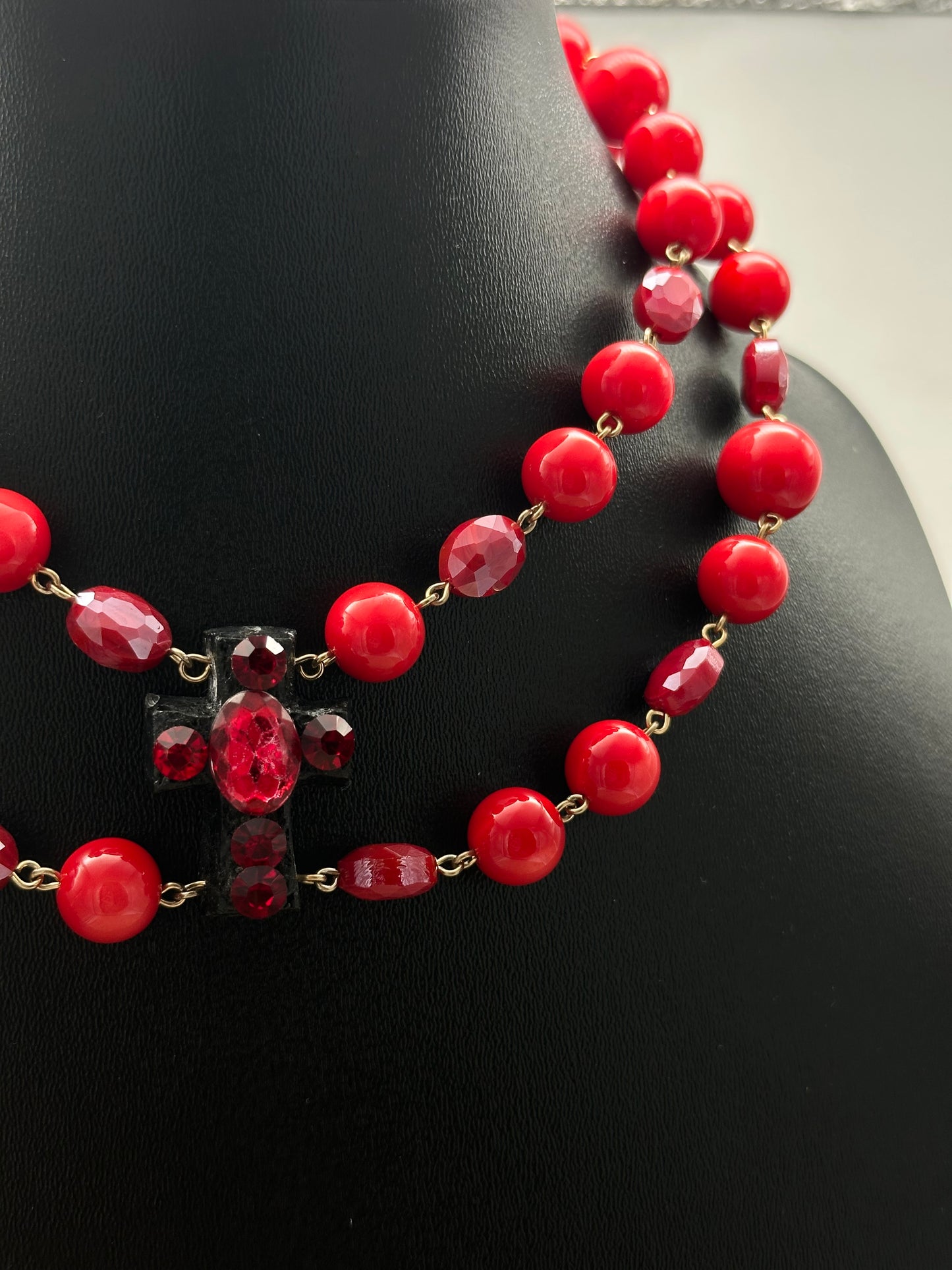 Collier 2 rangs rouge perles fantaisies et éléments scintillants avec croix - Francine BRAMLI